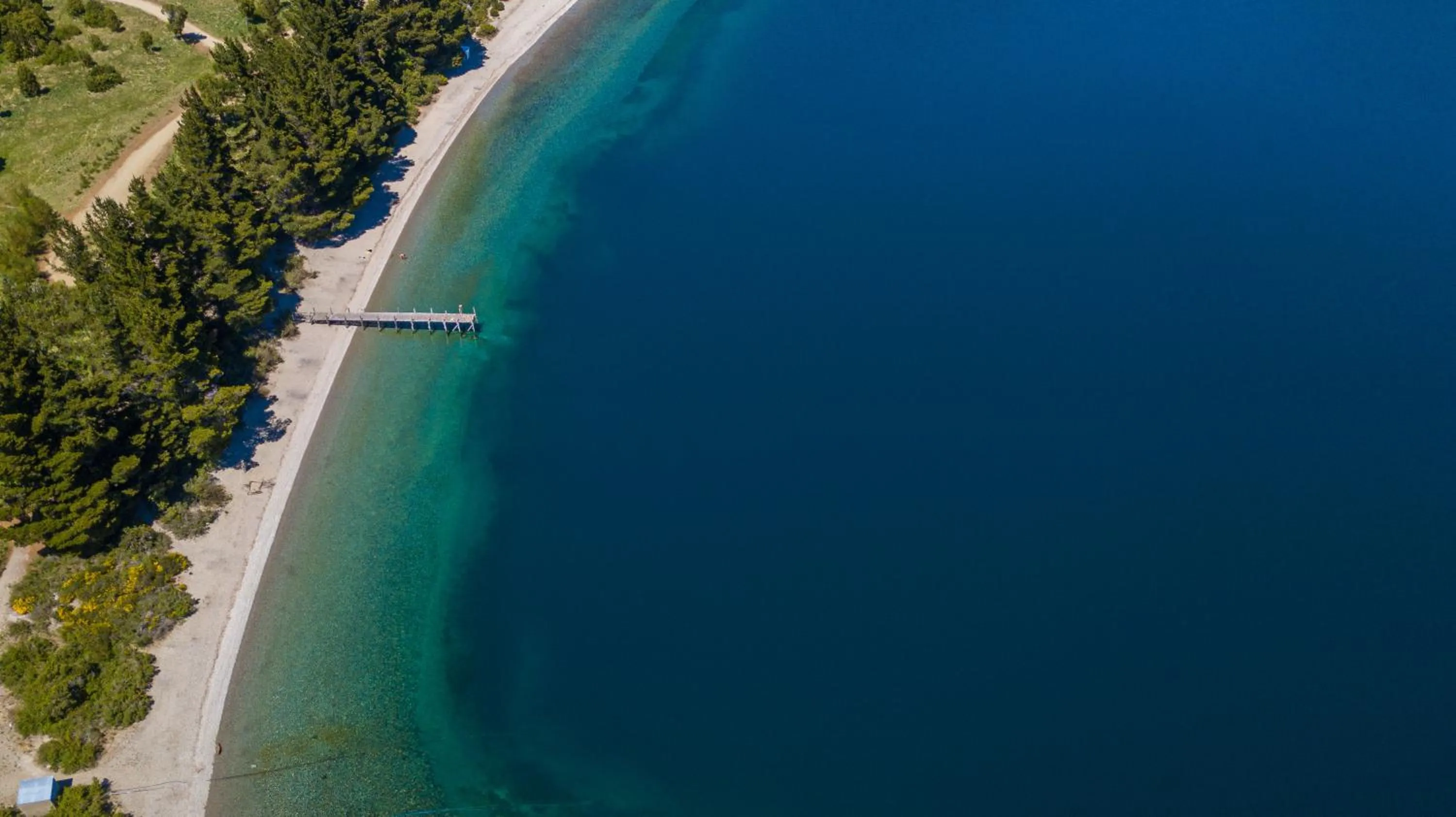 Property building in Cabañas Villa Labrador con costa de lago