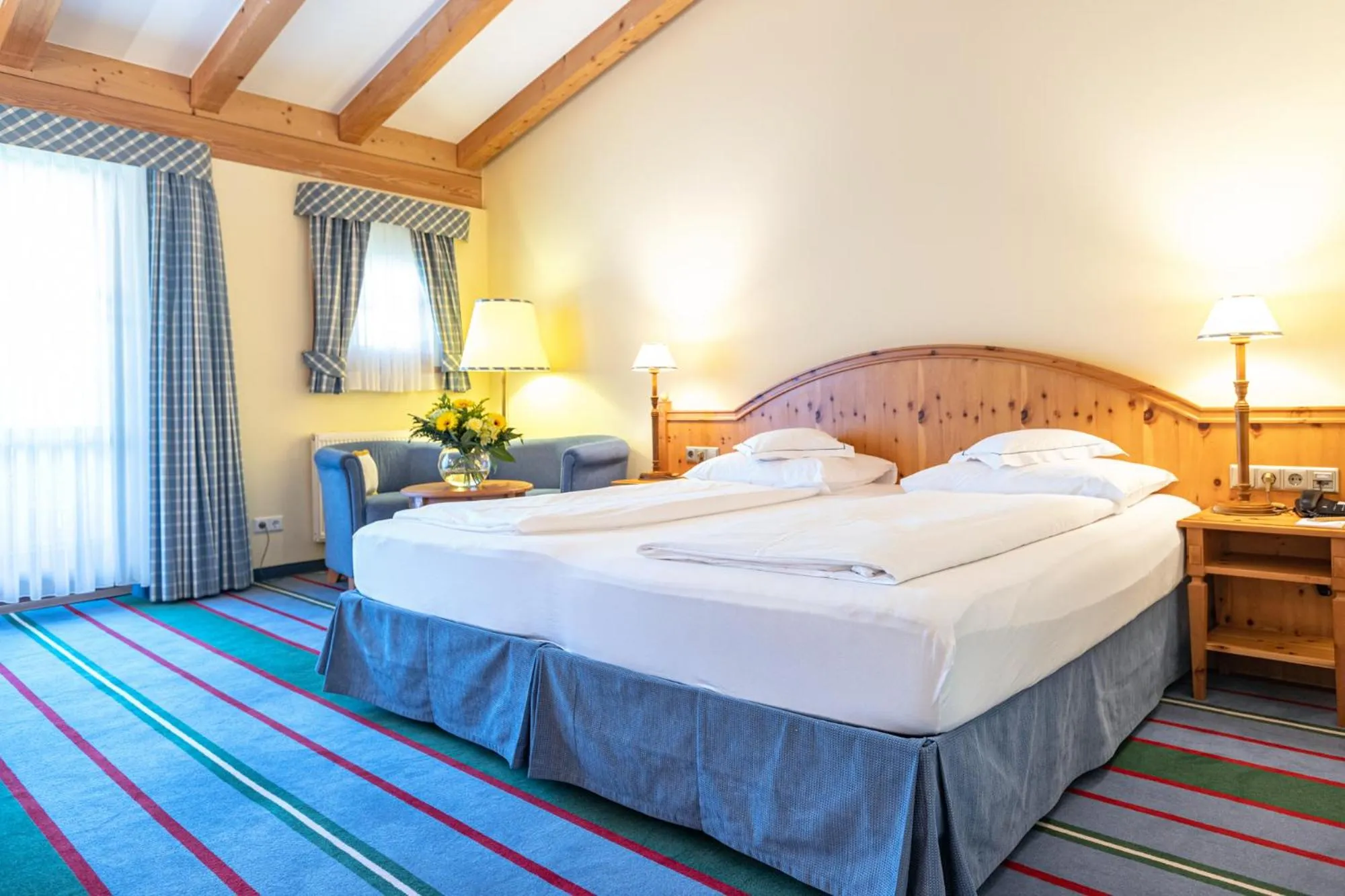 Photo of the whole room, Bed in Hotel Kaiserhof Kitzbühel, 4 Sterne Superior