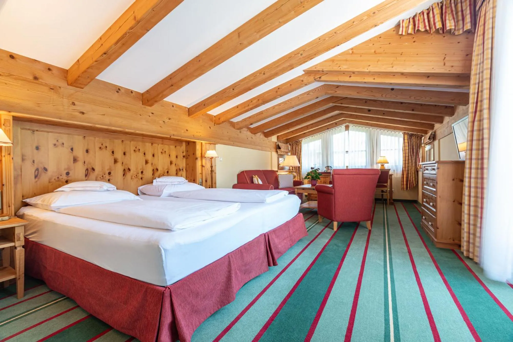 Photo of the whole room, Bed in Hotel Kaiserhof Kitzbühel, 4 Sterne Superior