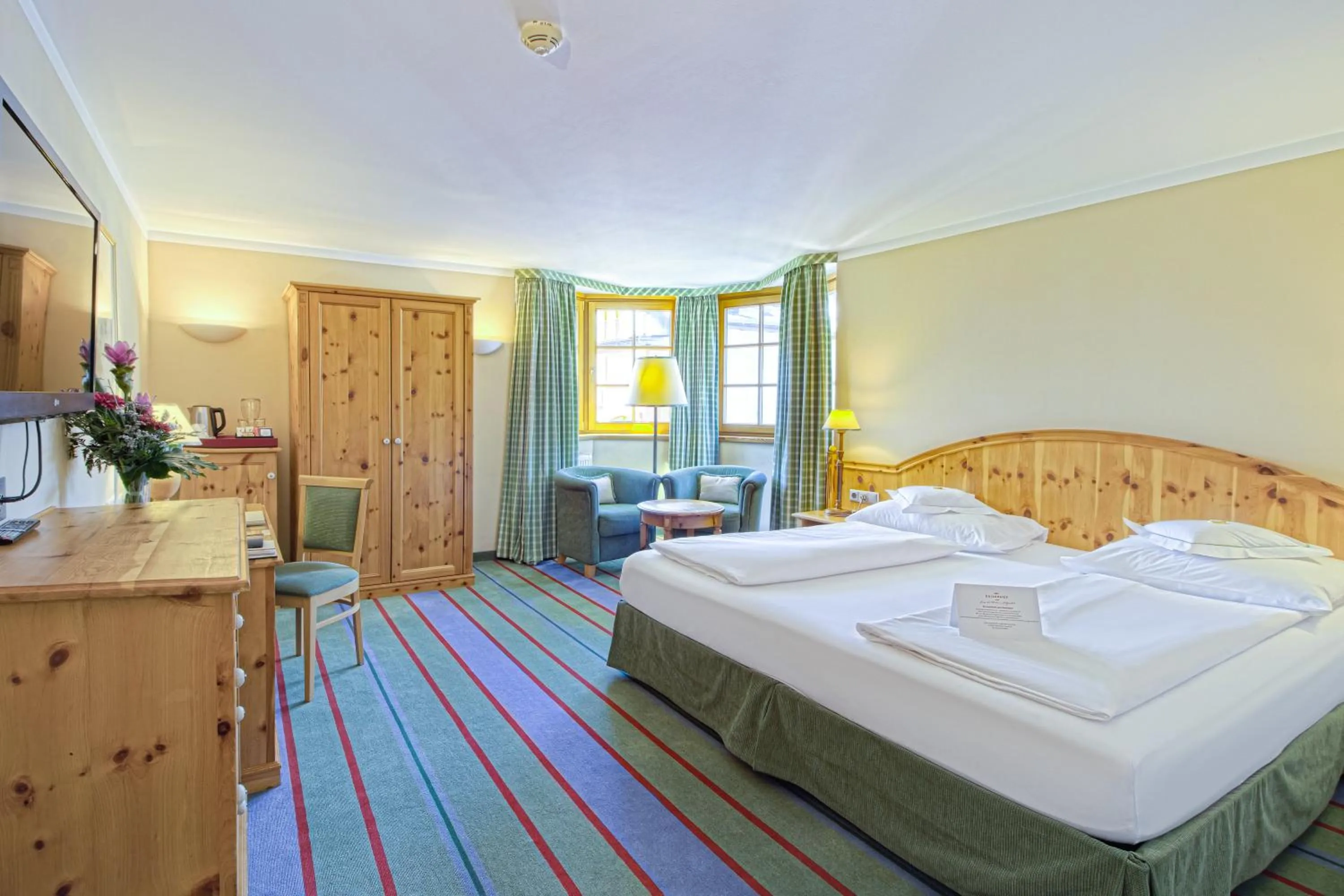 Photo of the whole room, Bed in Hotel Kaiserhof Kitzbühel, 4 Sterne Superior