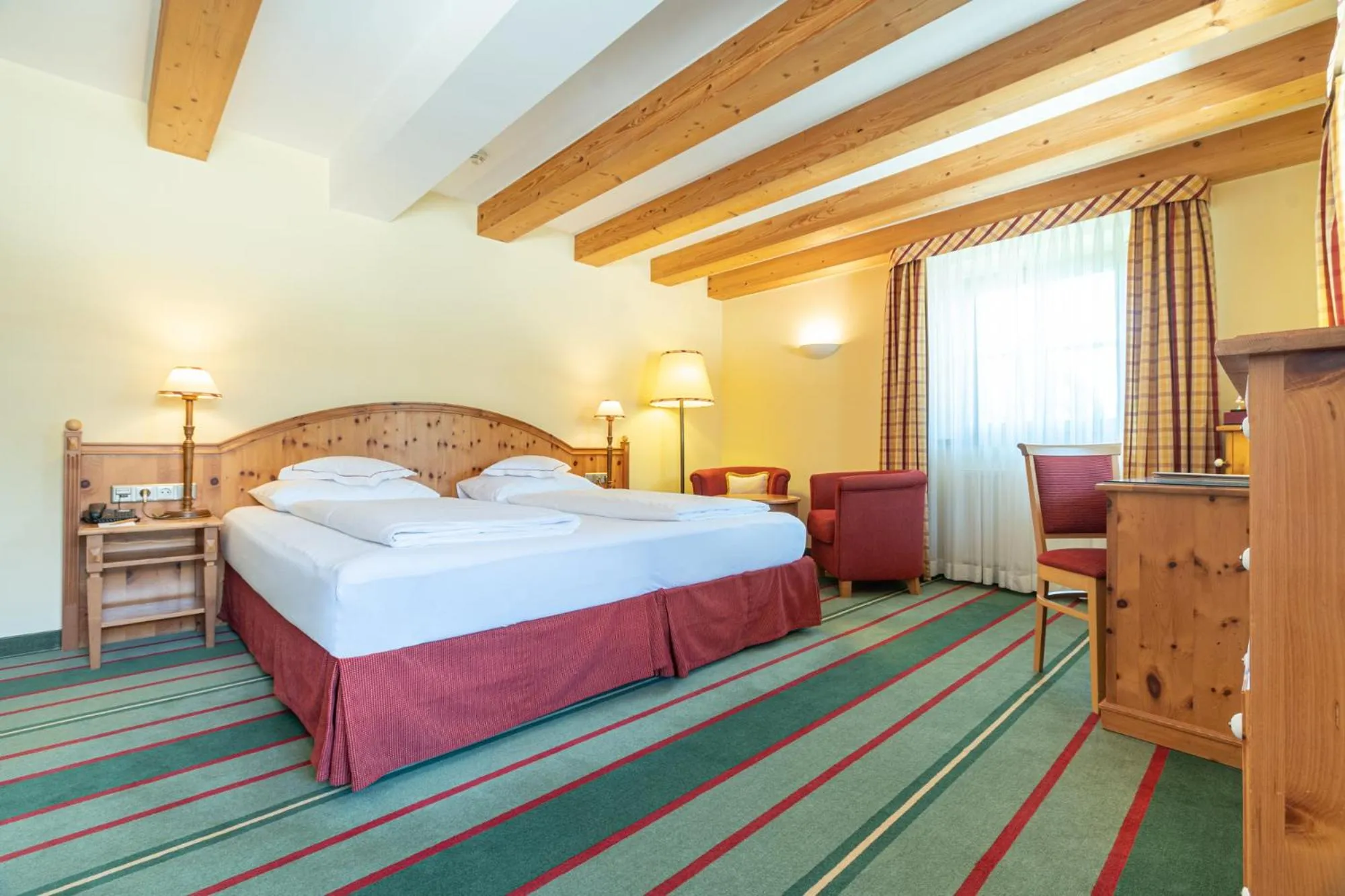 Photo of the whole room, Bed in Hotel Kaiserhof Kitzbühel, 4 Sterne Superior