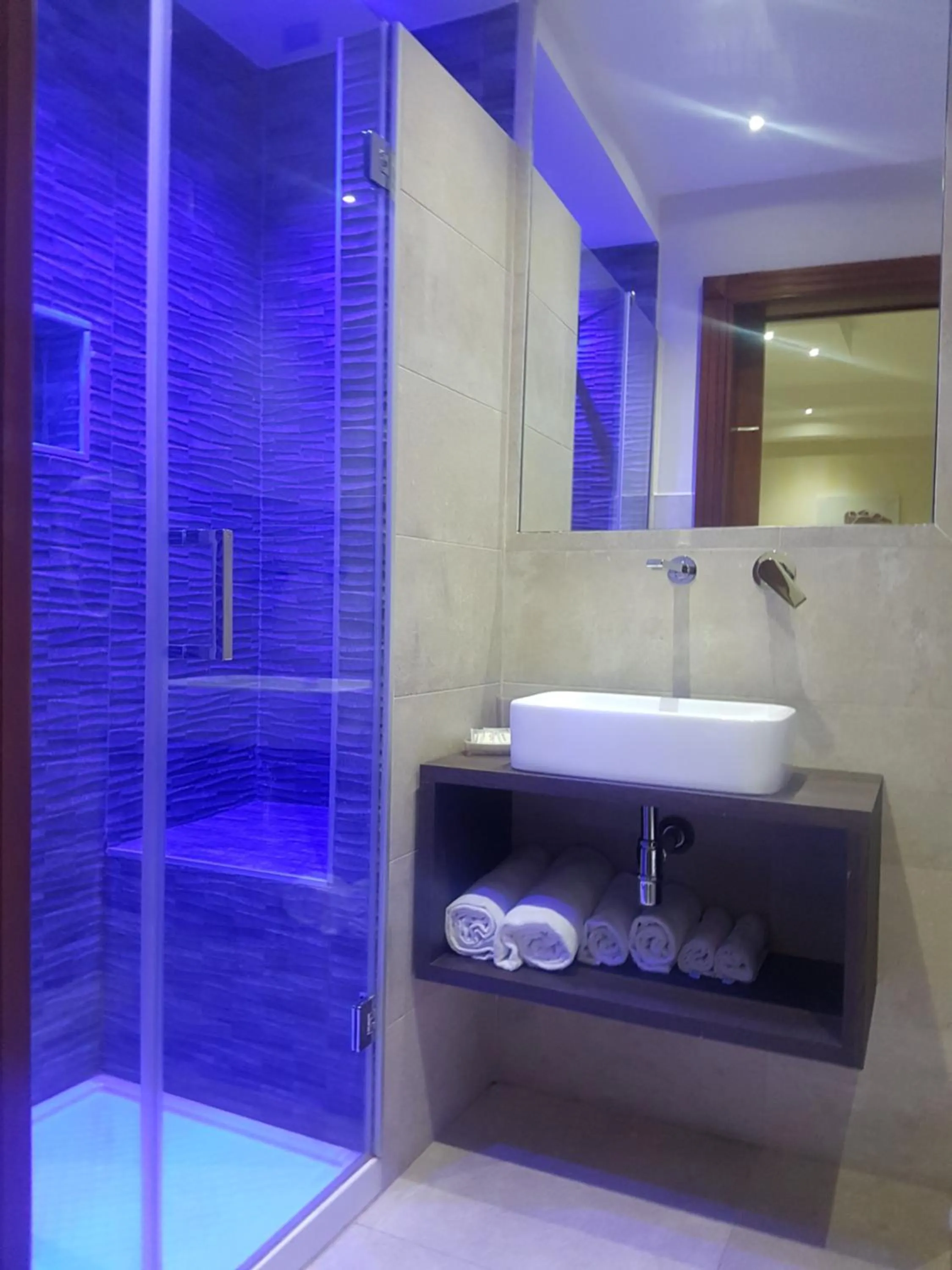 Shower in Hotel Mirage