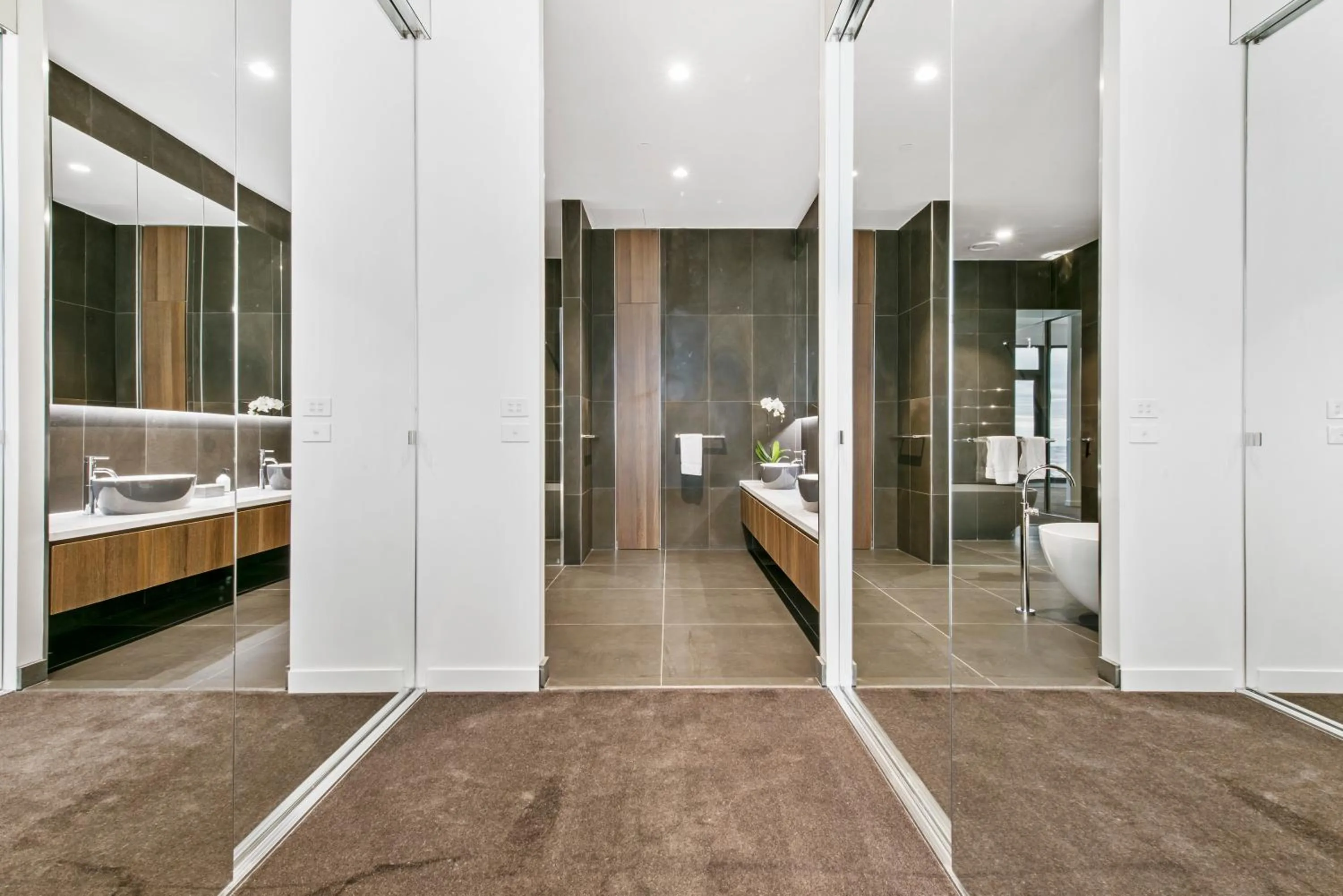 Bathroom in Melbourne City Apartments Panoramic Skyview Penthouse