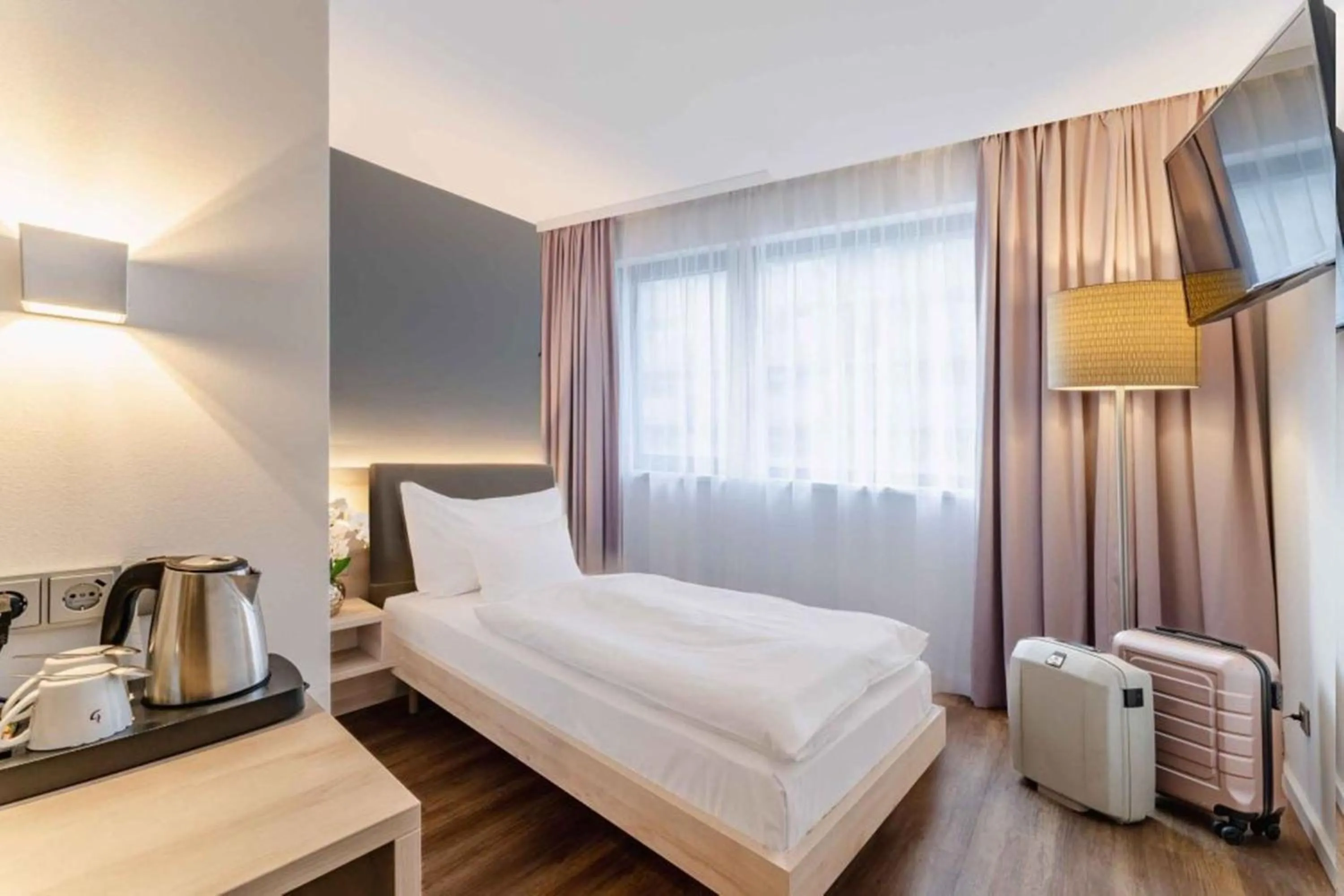 Bed in PLAZA INN Wien Gasometer