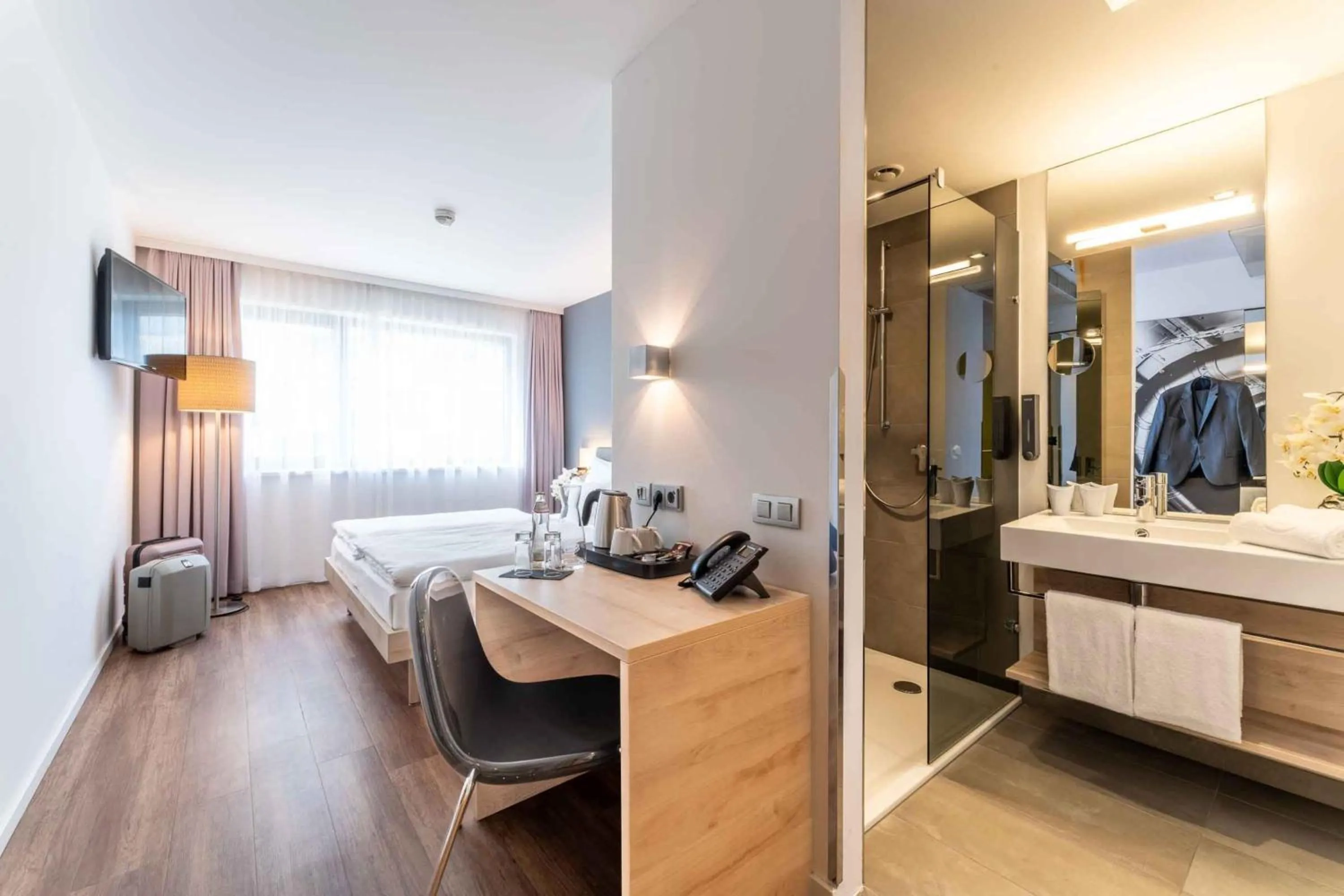 Shower, Bed in PLAZA INN Wien Gasometer