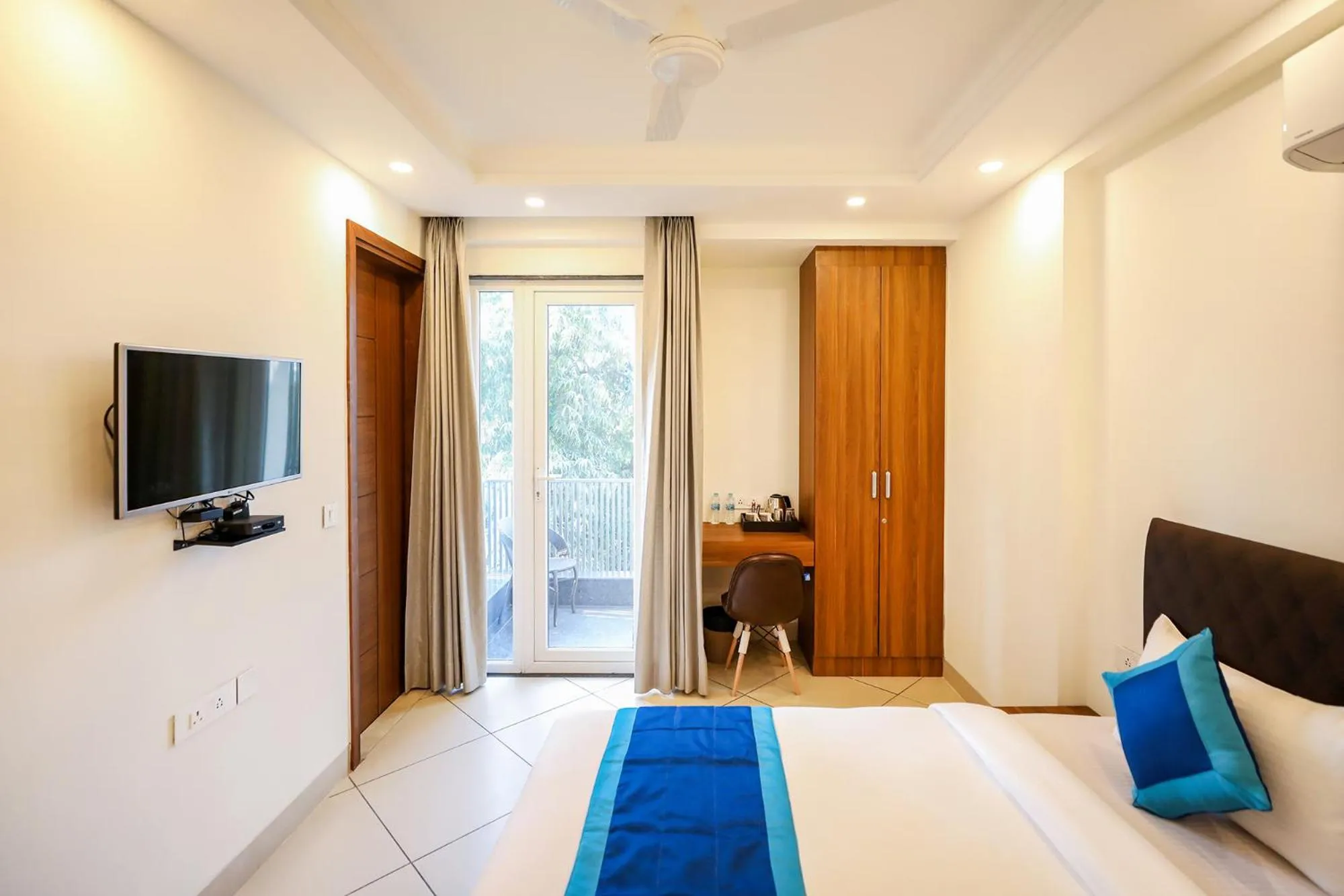 Bed in FabHotel La Paz Stay B&B