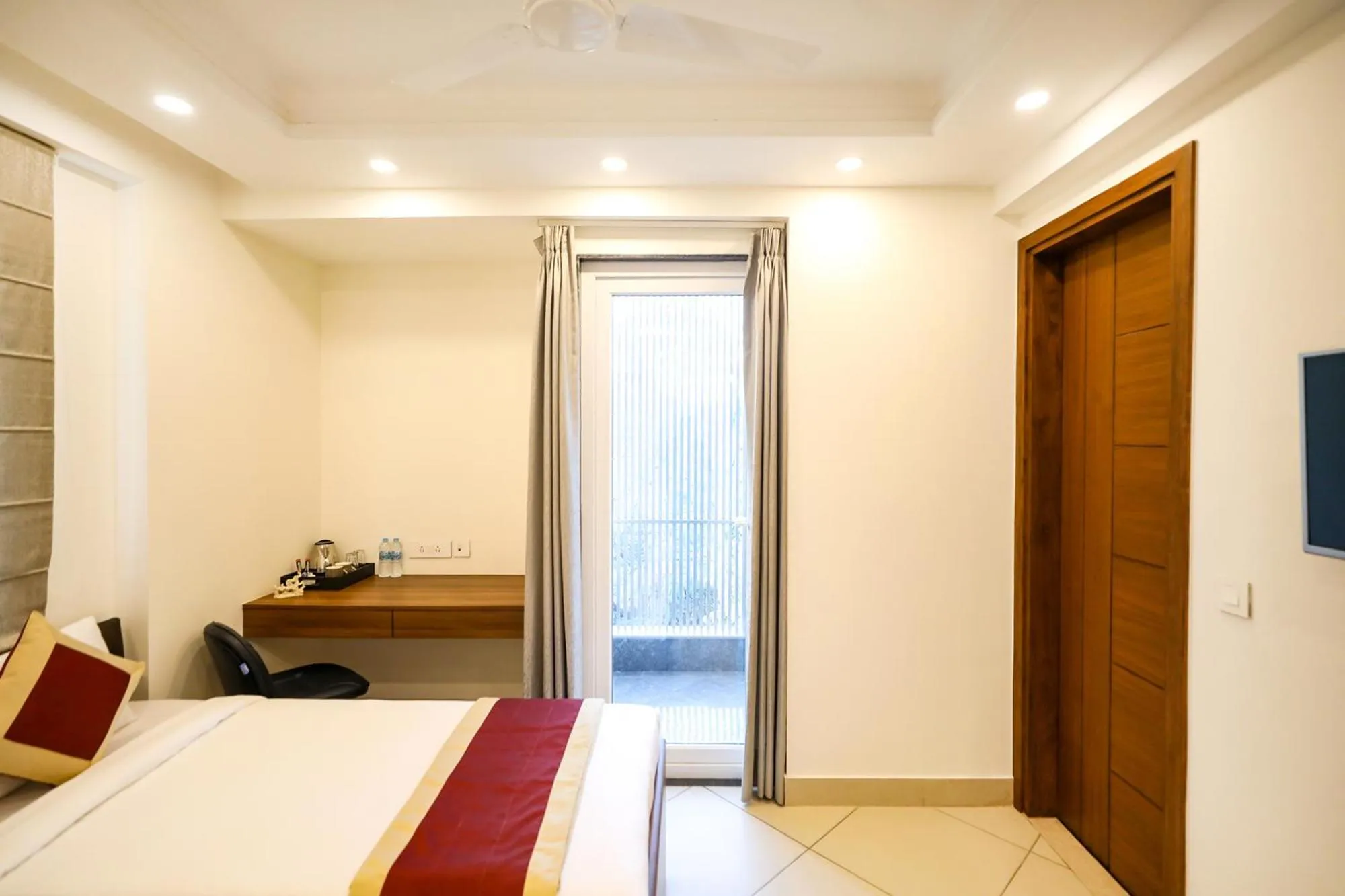 Bed in FabHotel La Paz Stay B&B