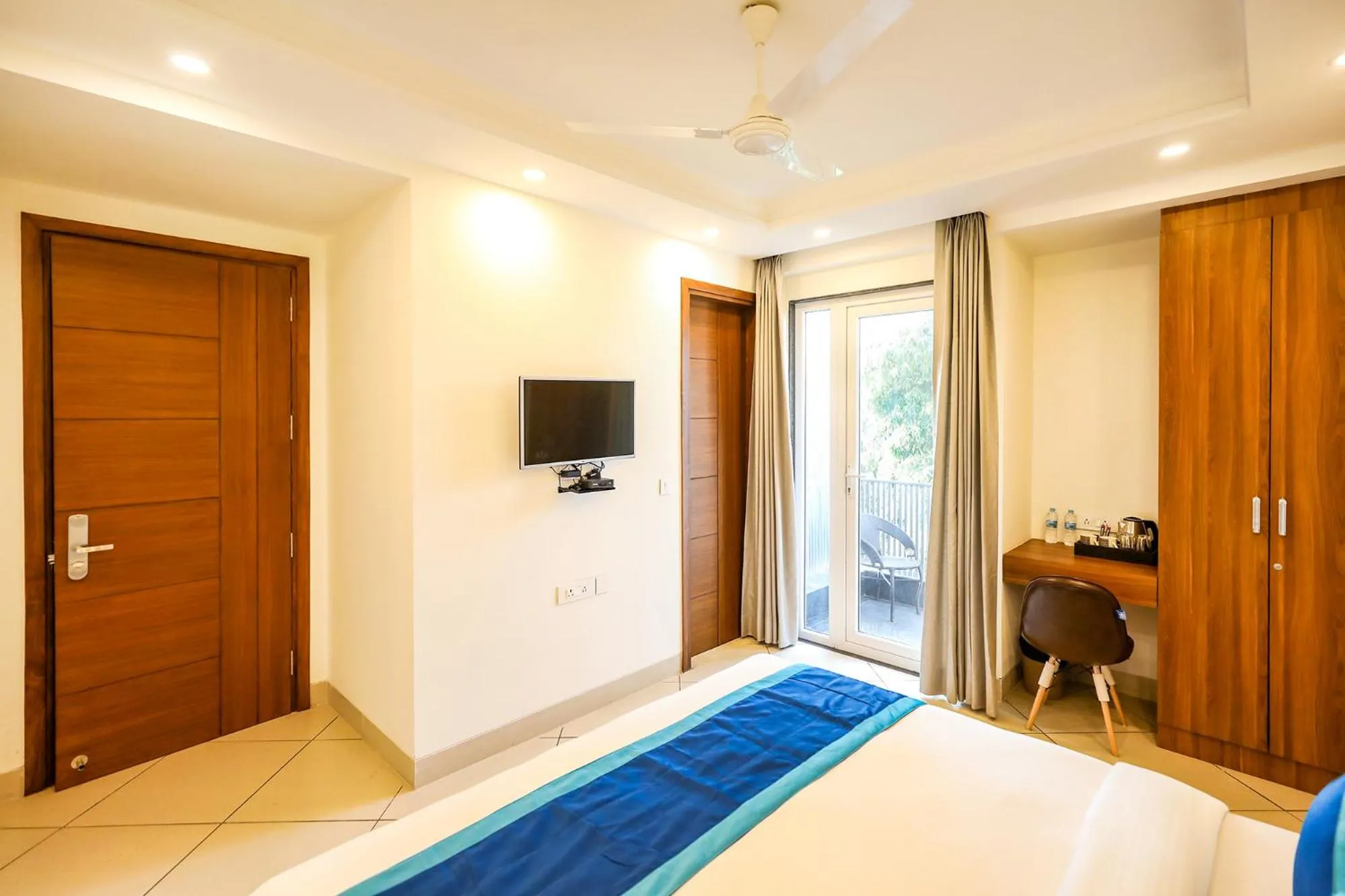 Bed in FabHotel La Paz Stay B&B