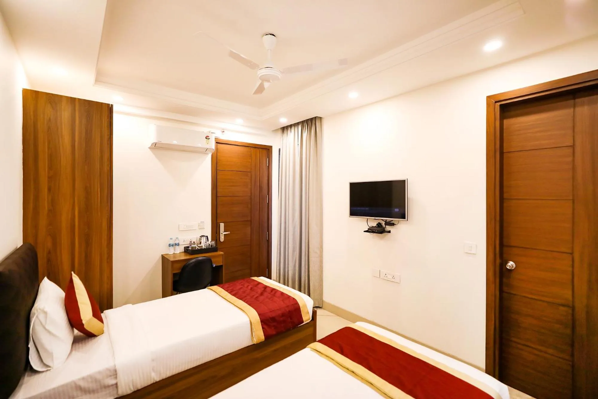 Bed in FabHotel La Paz Stay B&B