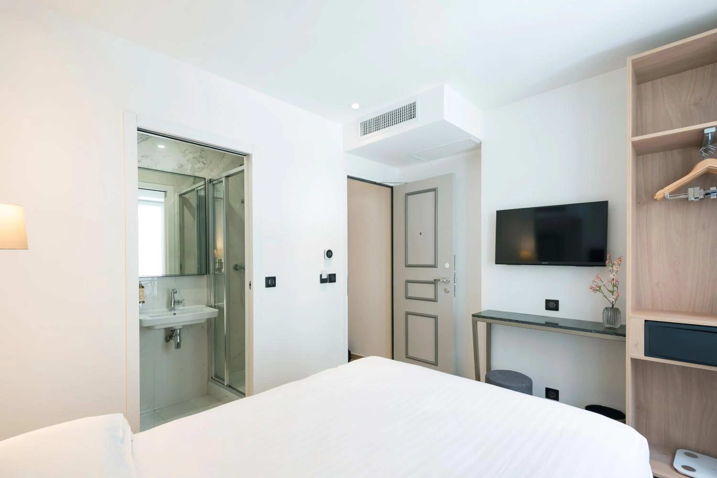 Bed in HOTEL AU COEUR DES ARTS ET METIERS