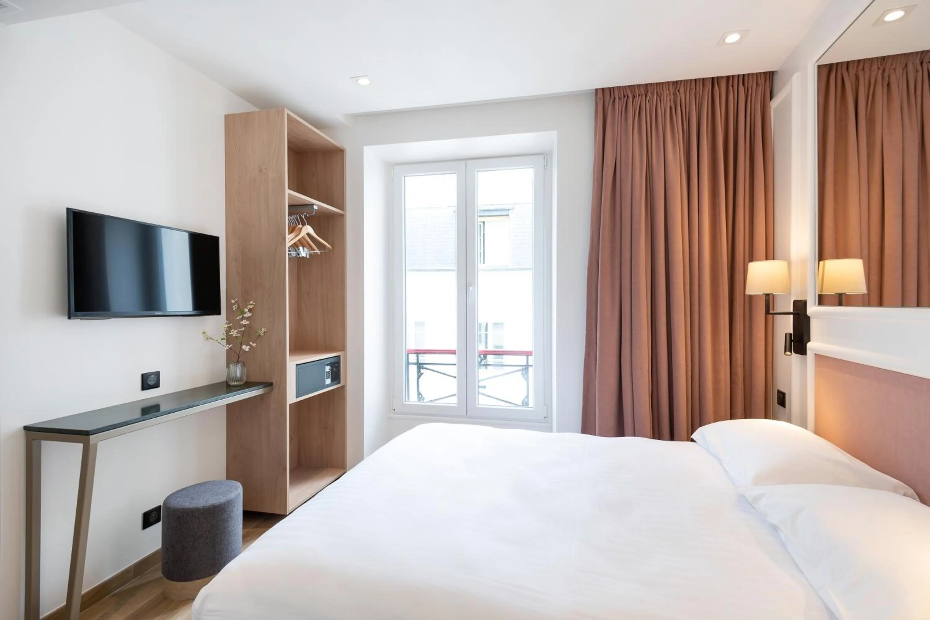 Bed in HOTEL AU COEUR DES ARTS ET METIERS