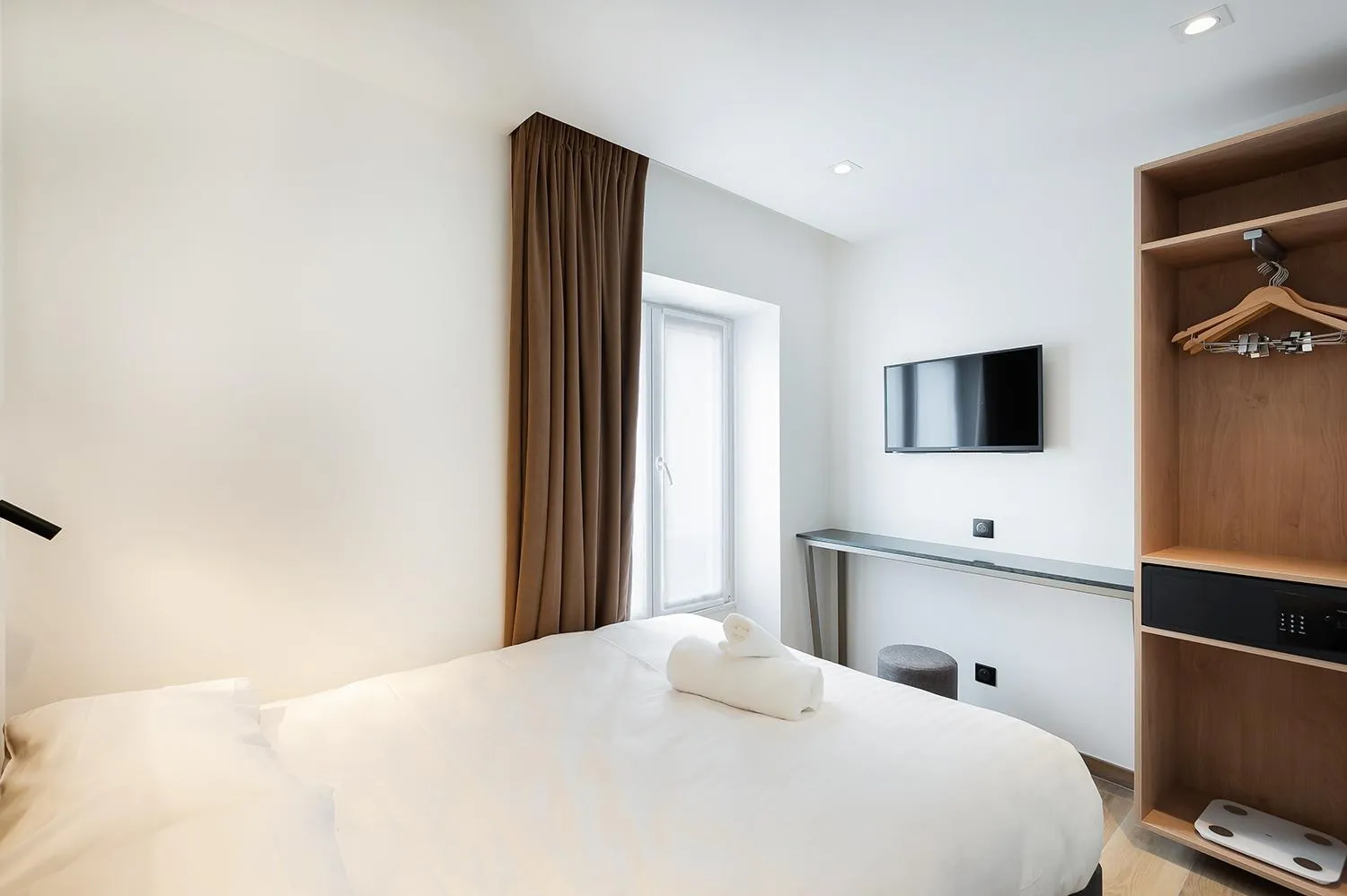 Bed in HOTEL AU COEUR DES ARTS ET METIERS