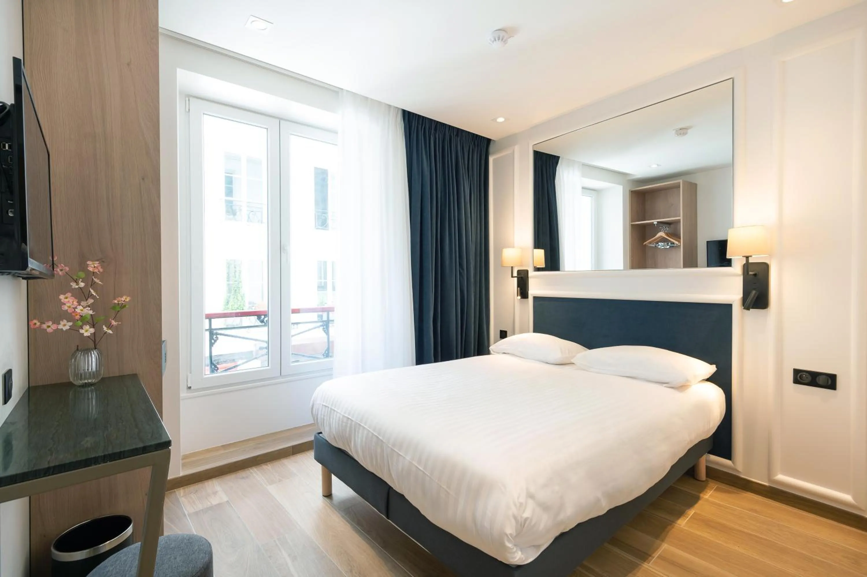 Bed in HOTEL AU COEUR DES ARTS ET METIERS