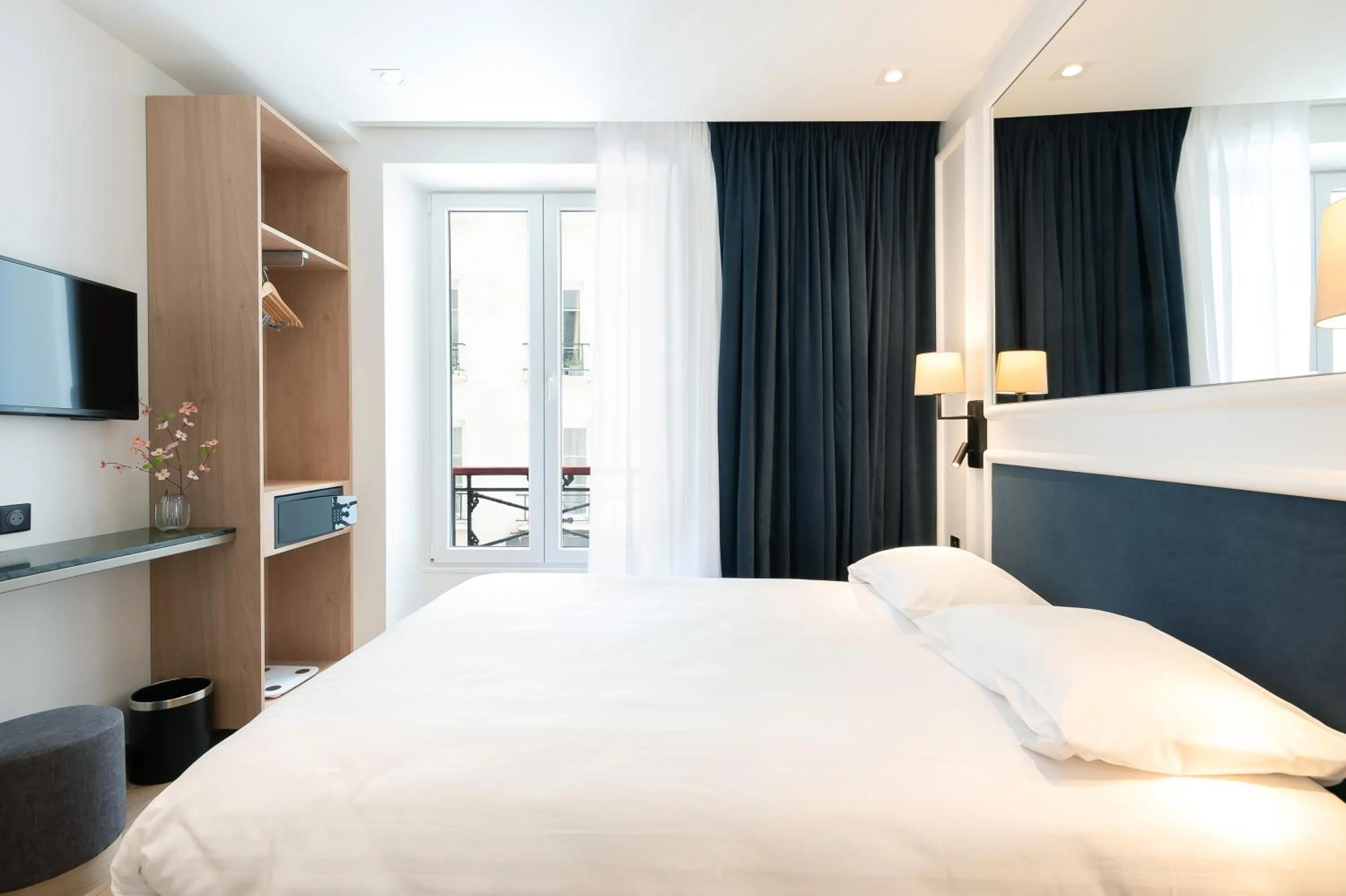 Bed in HOTEL AU COEUR DES ARTS ET METIERS