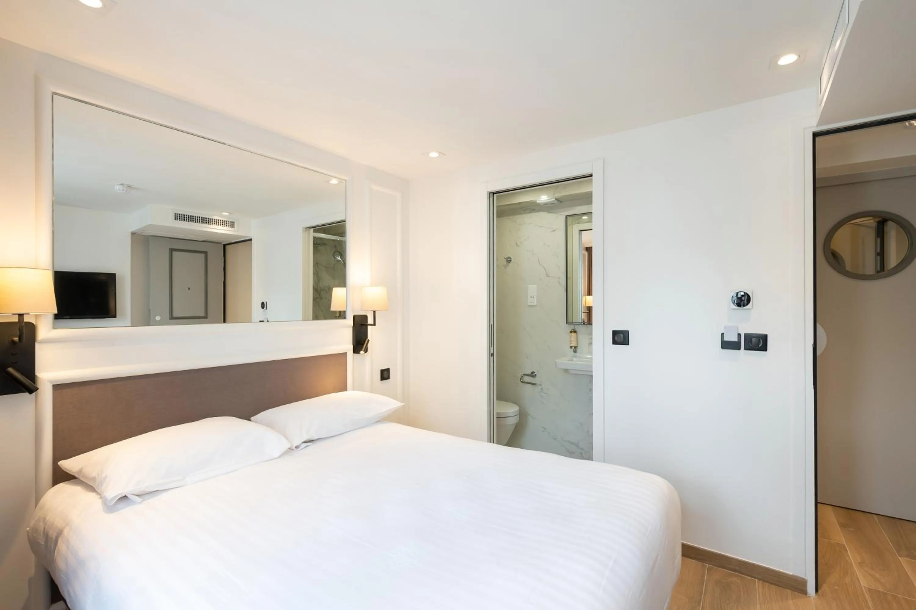 Bed in HOTEL AU COEUR DES ARTS ET METIERS