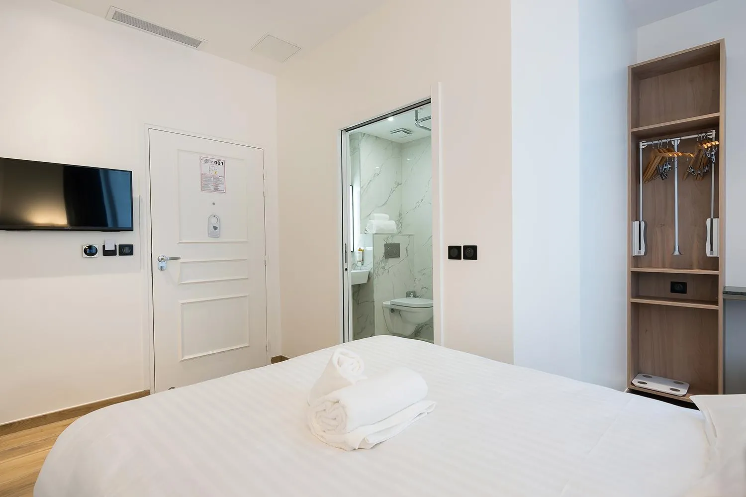 Bed in HOTEL AU COEUR DES ARTS ET METIERS