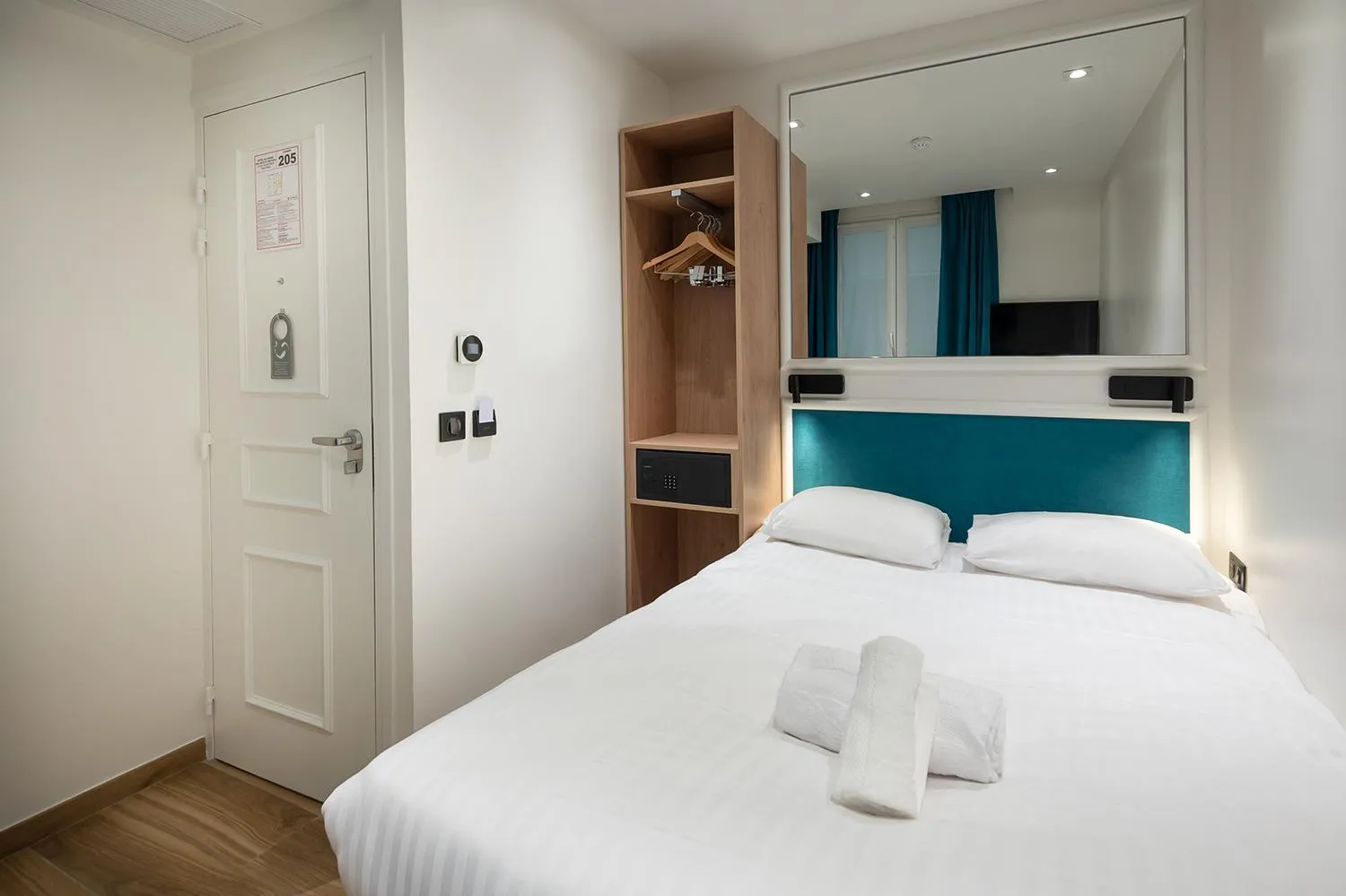 Bed in HOTEL AU COEUR DES ARTS ET METIERS