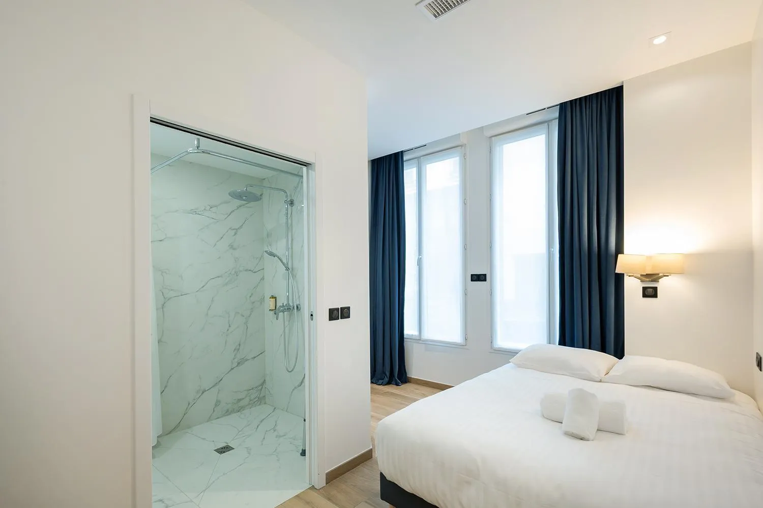 Bed in HOTEL AU COEUR DES ARTS ET METIERS