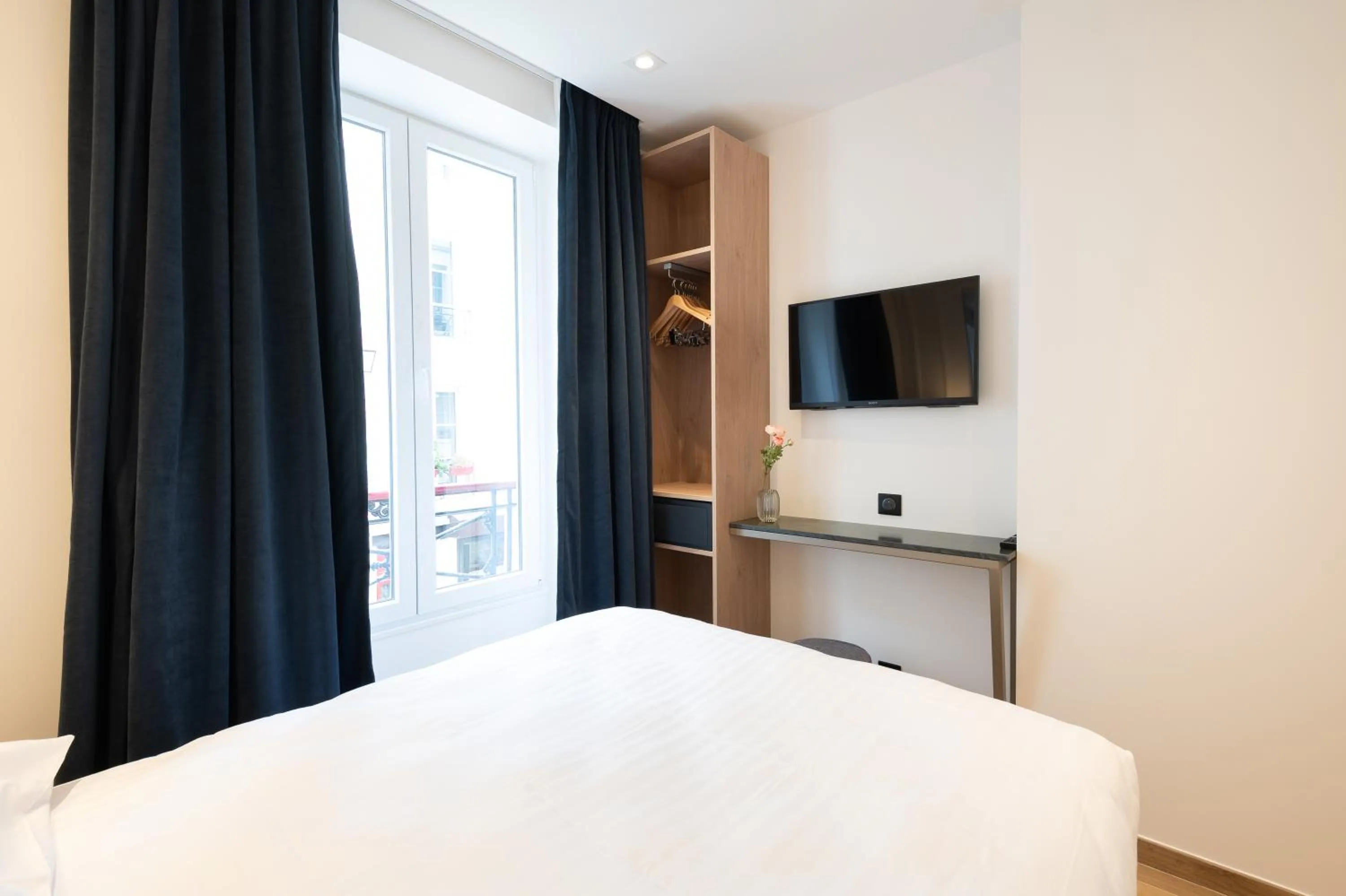 Bed in HOTEL AU COEUR DES ARTS ET METIERS