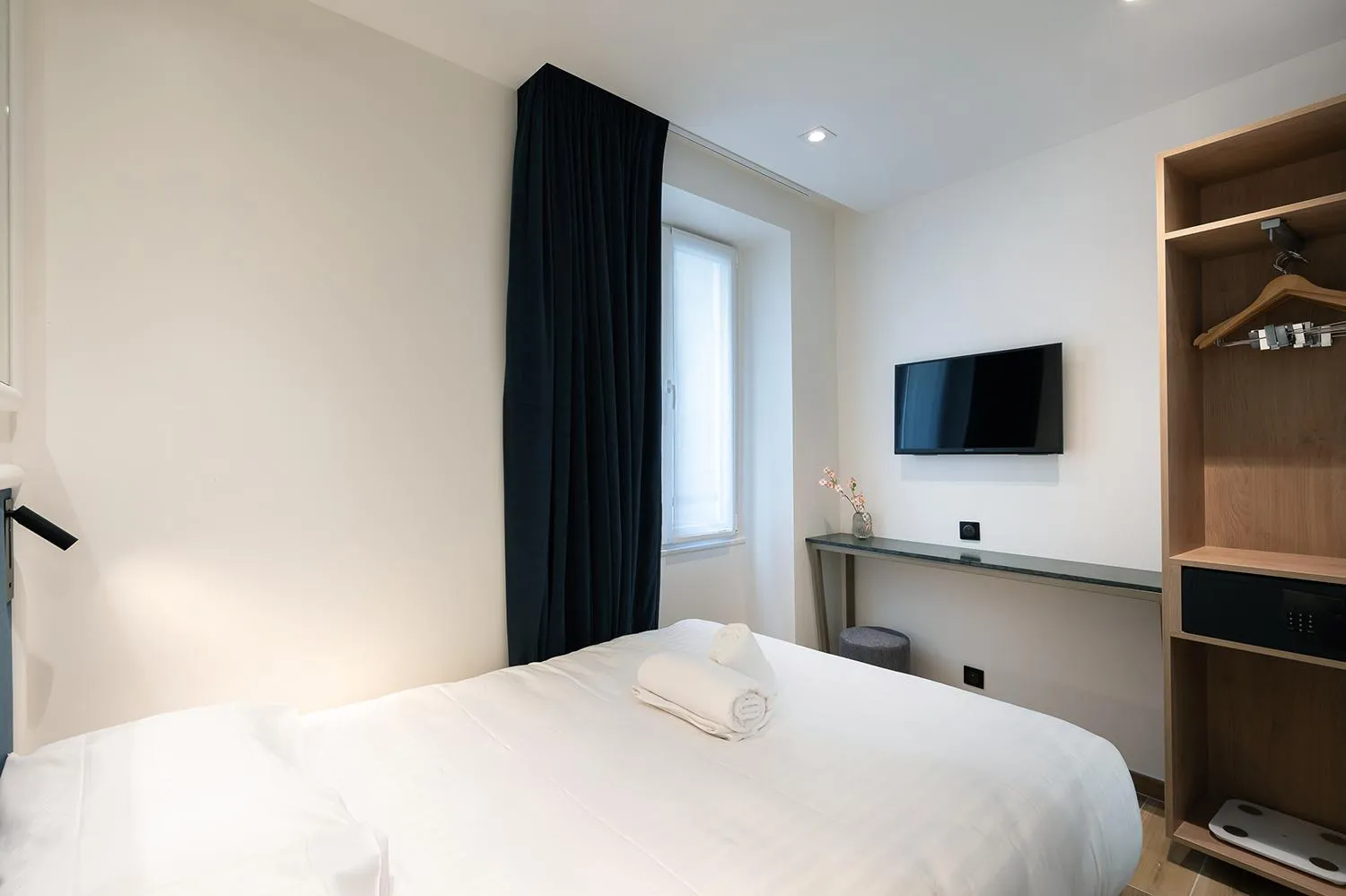 Bed in HOTEL AU COEUR DES ARTS ET METIERS