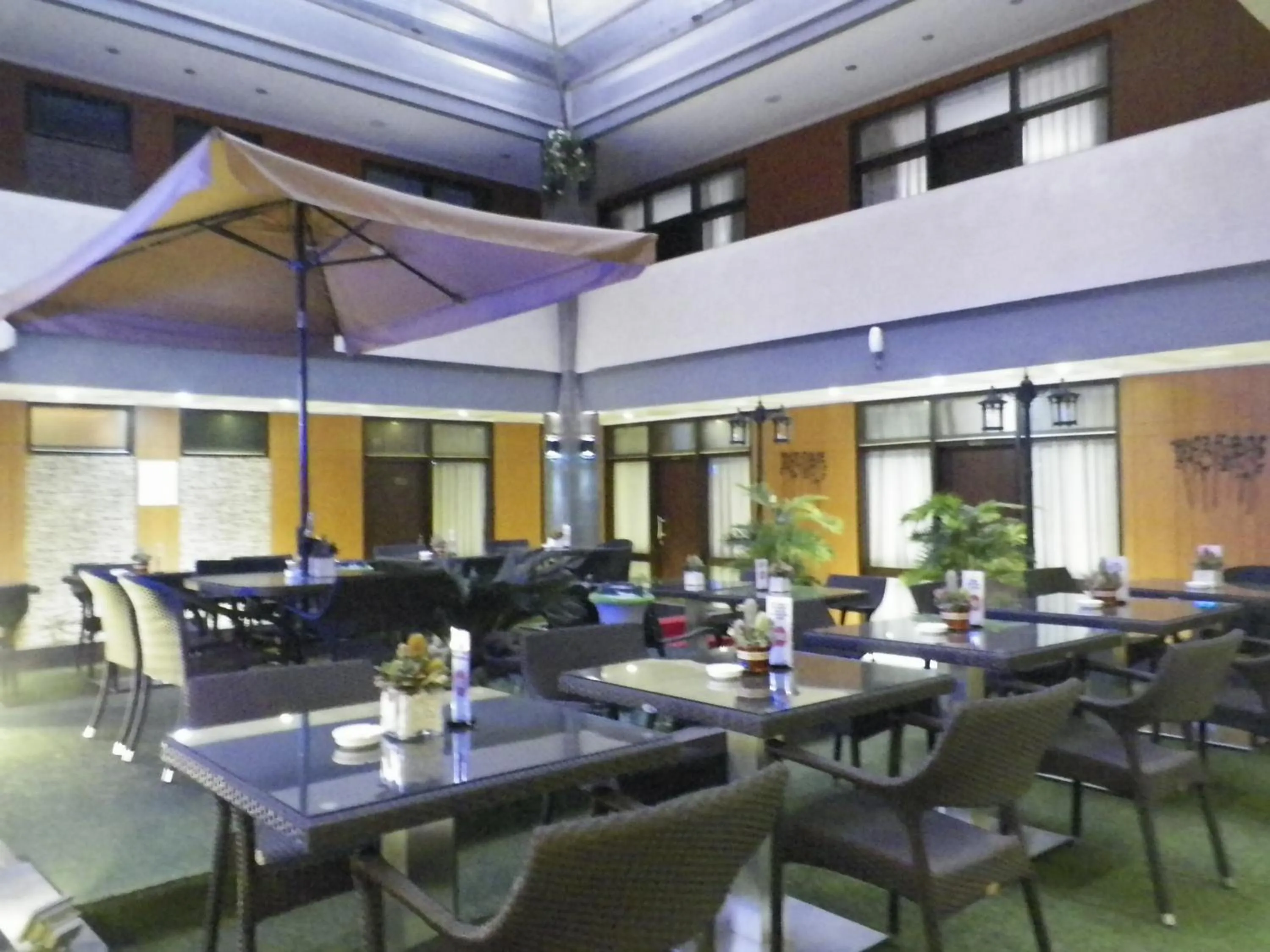 Restaurant/places to eat in Hotel Victory Bandung