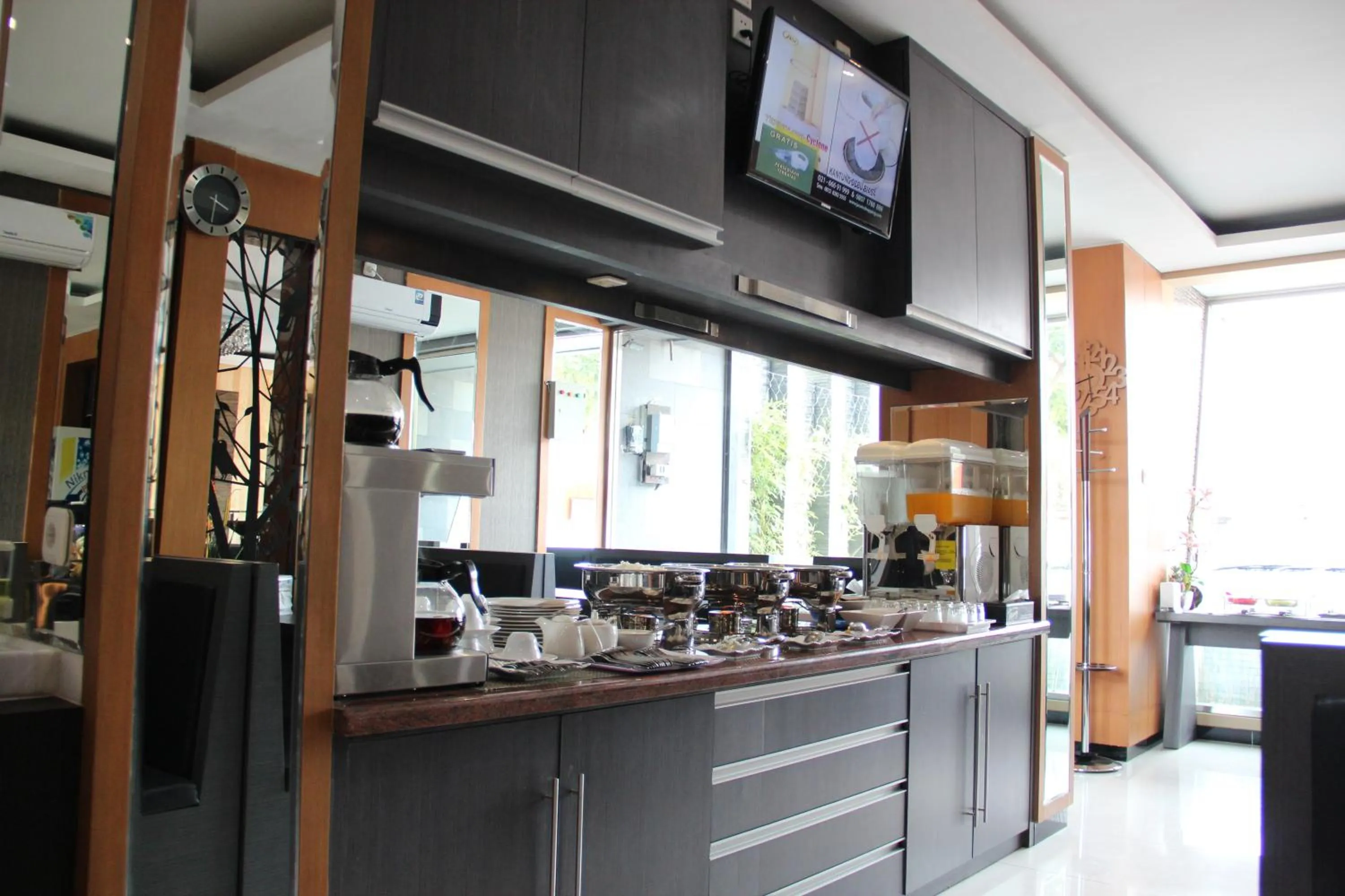 Restaurant/places to eat in Hotel Victory Bandung