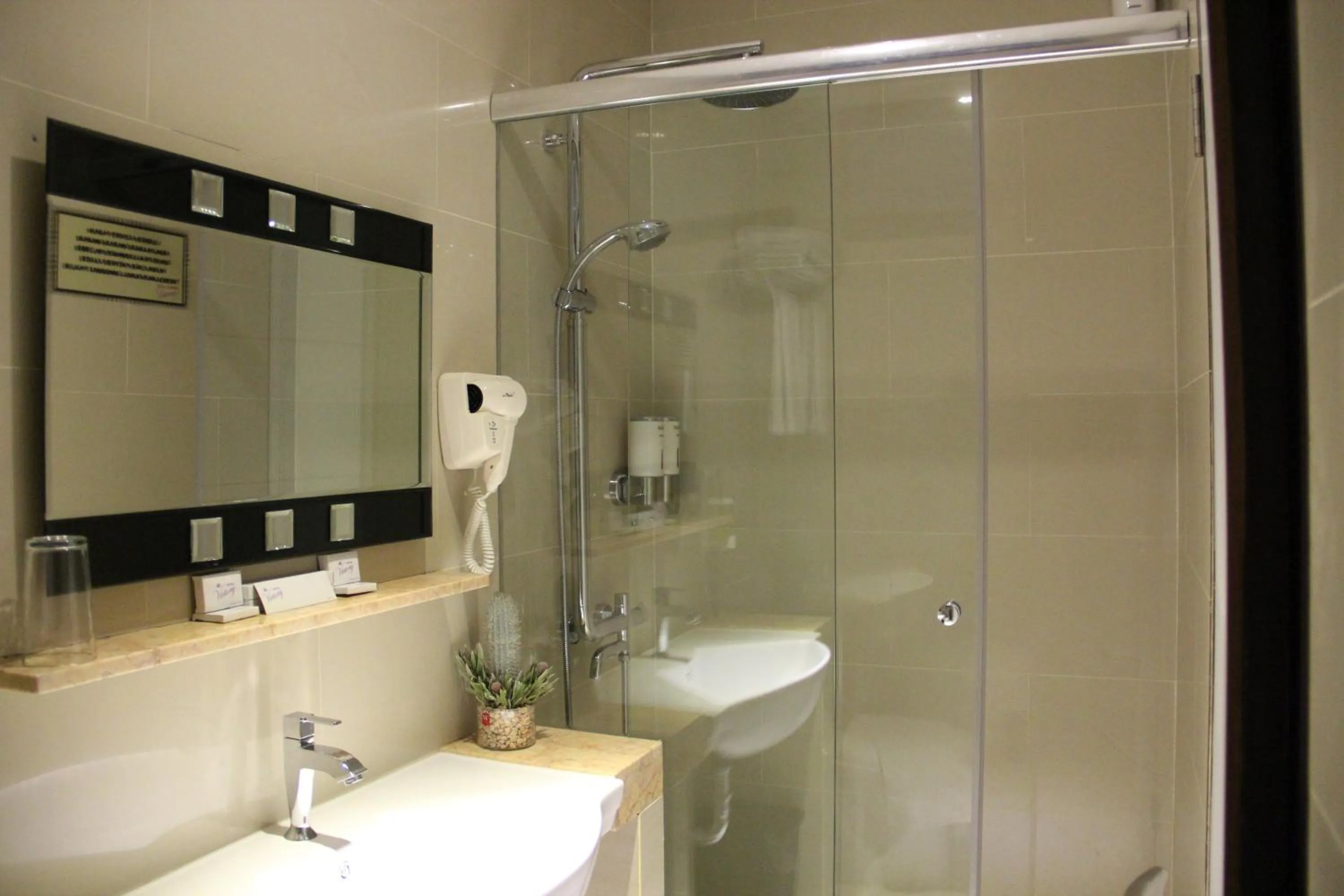 Shower in Hotel Victory Bandung