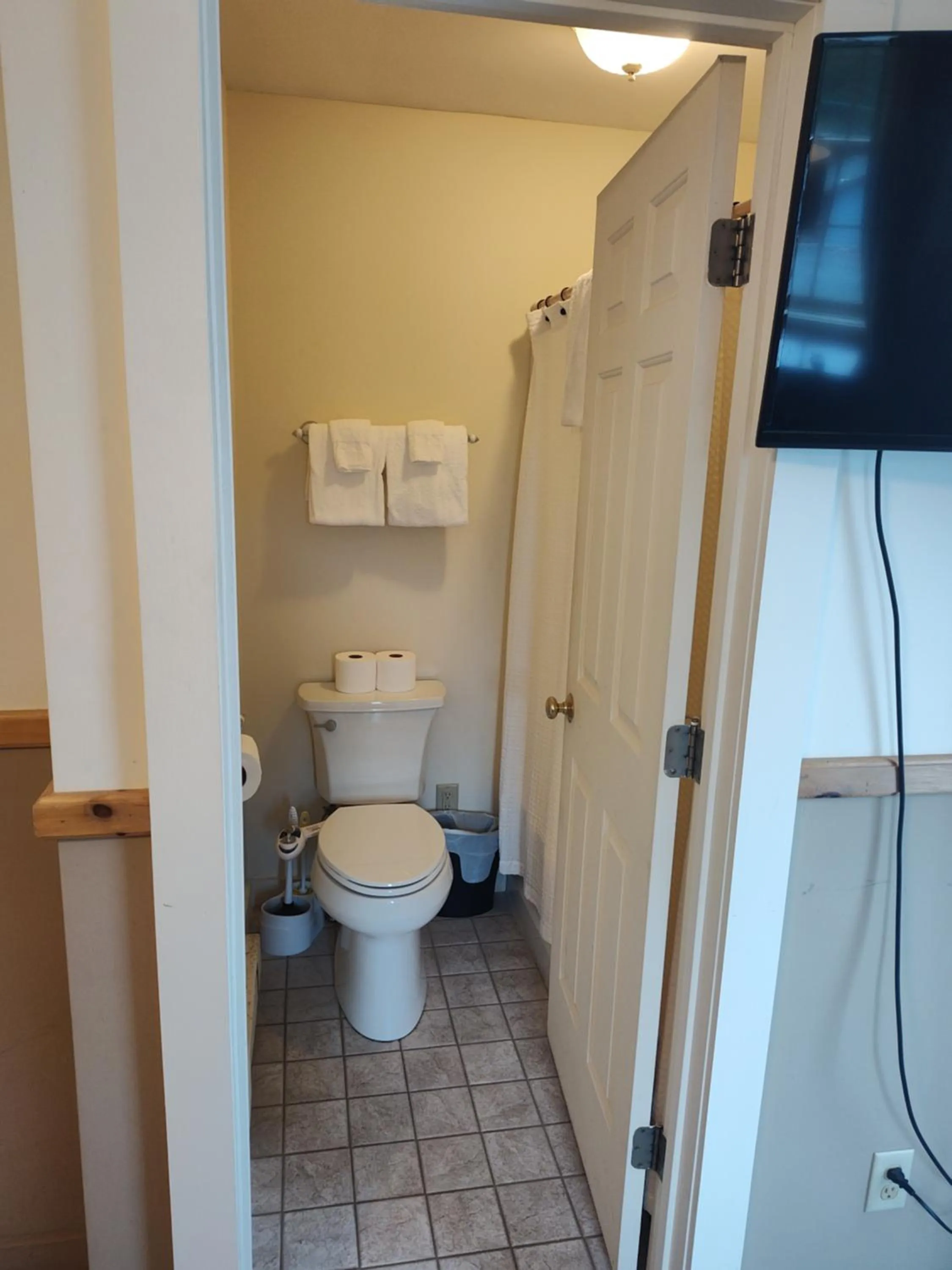 Shower in Doveberry Inn