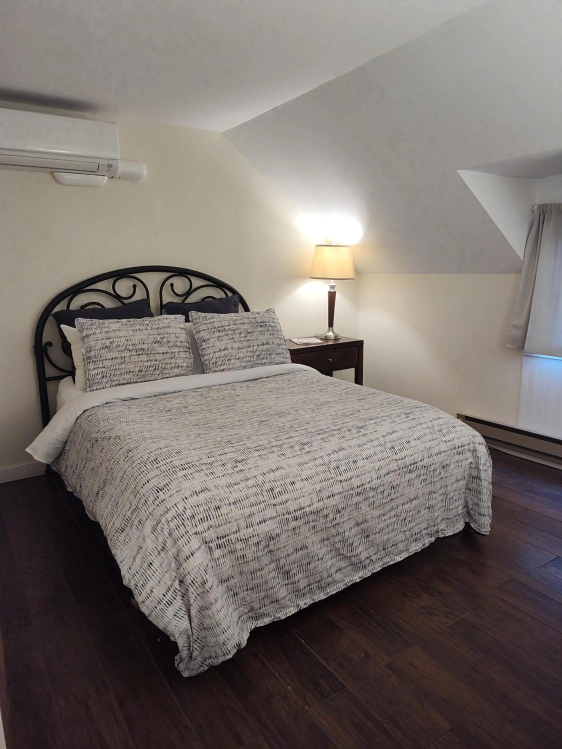 Bed in Doveberry Inn