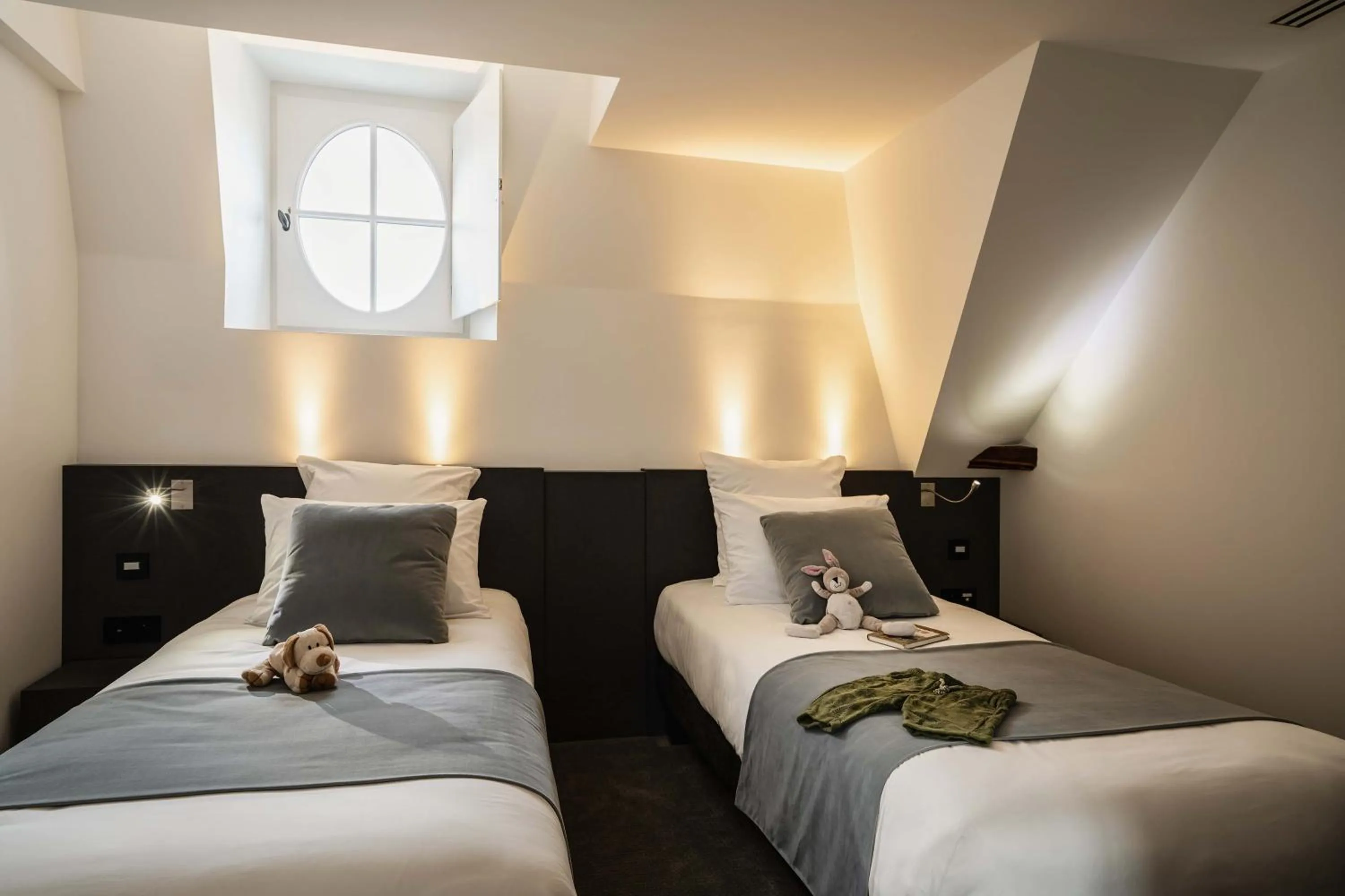 Bed in Best Western Premier Hotel de la Cite Royale