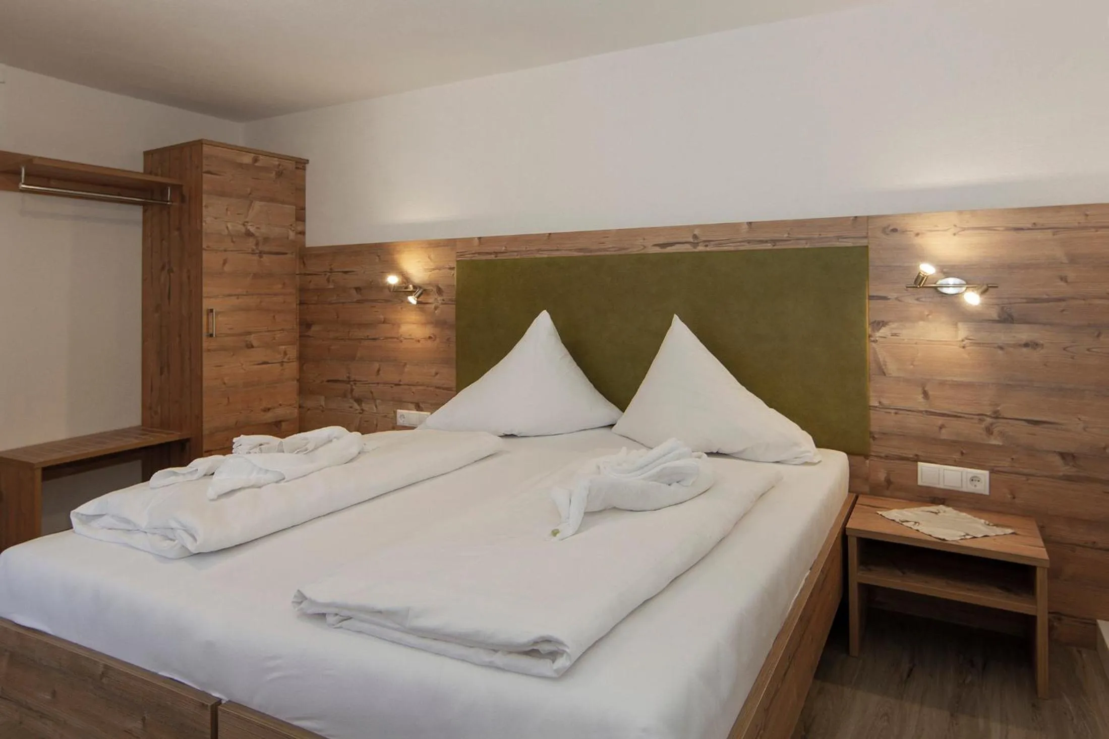 Bedroom, Bed in Hotel Neuwirt