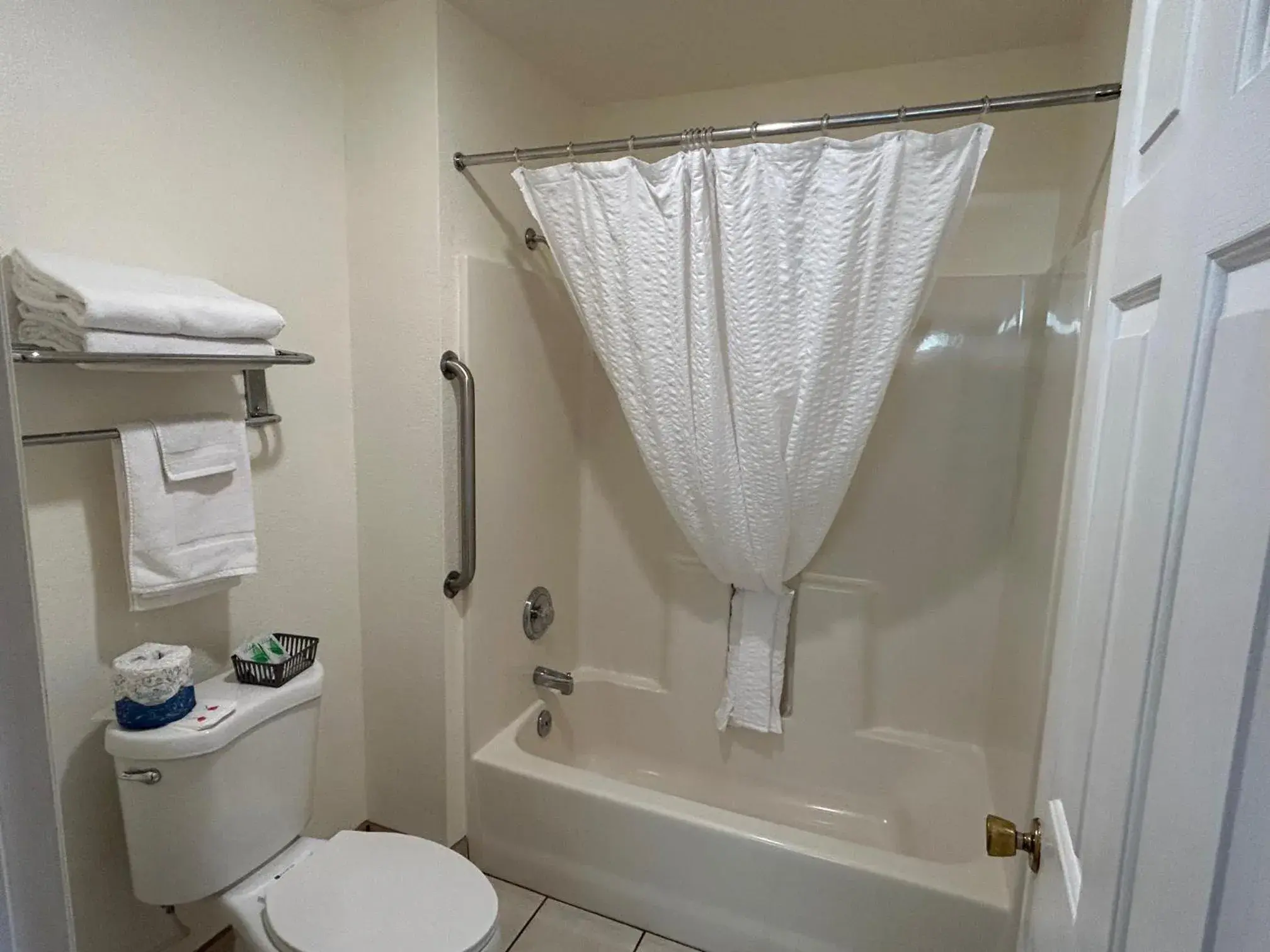 King Room with Balcony in Bayview Inn King Room with Balcony in Bayview Inn