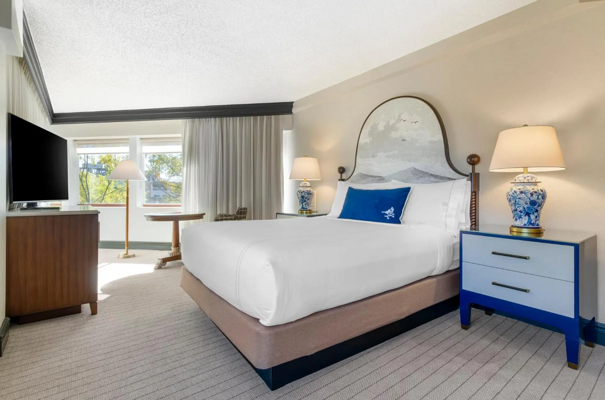 Photo of the whole room, Bed in Omni Charlottesville Hotel