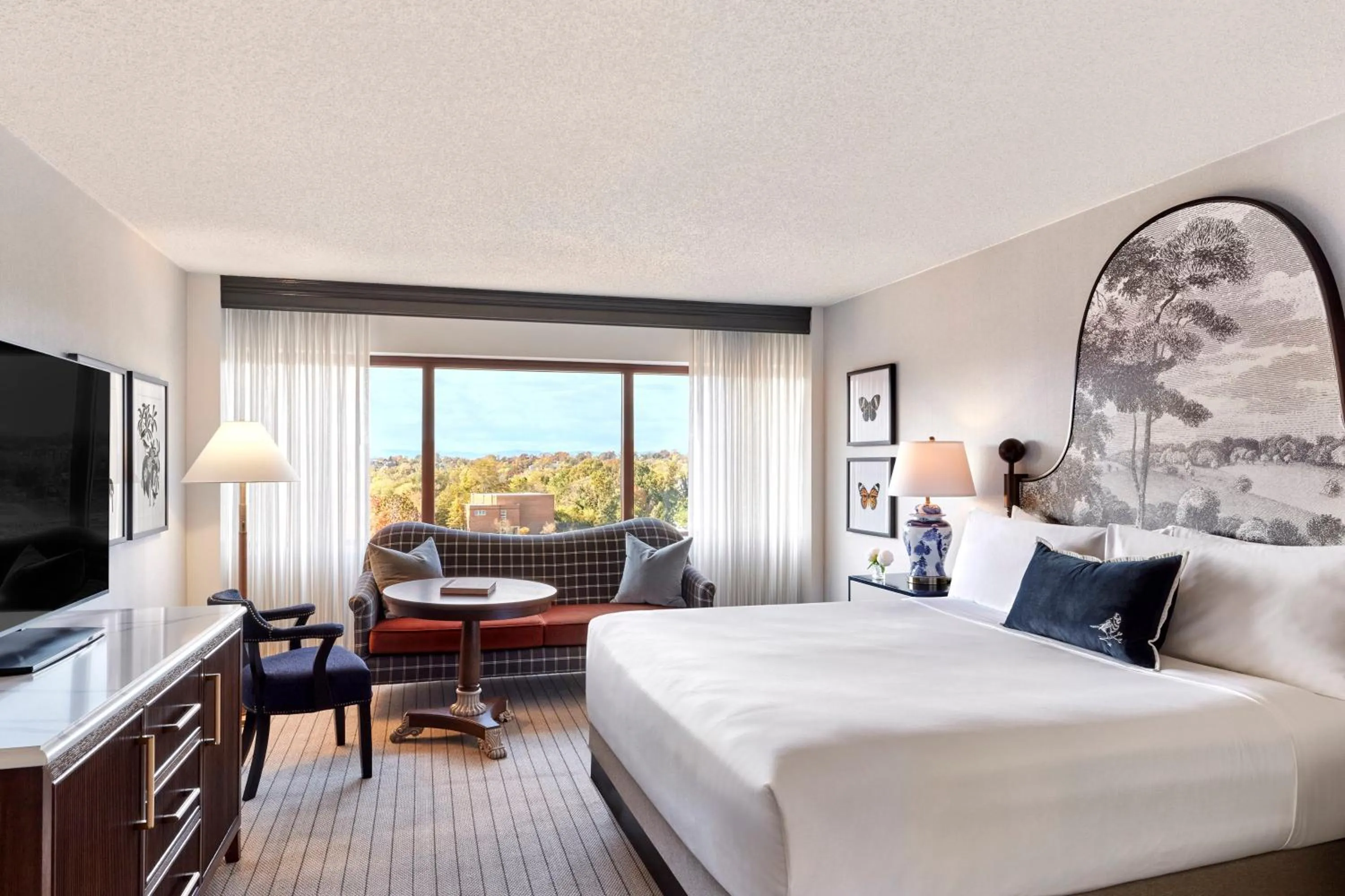 Bedroom, Bed in Omni Charlottesville Hotel