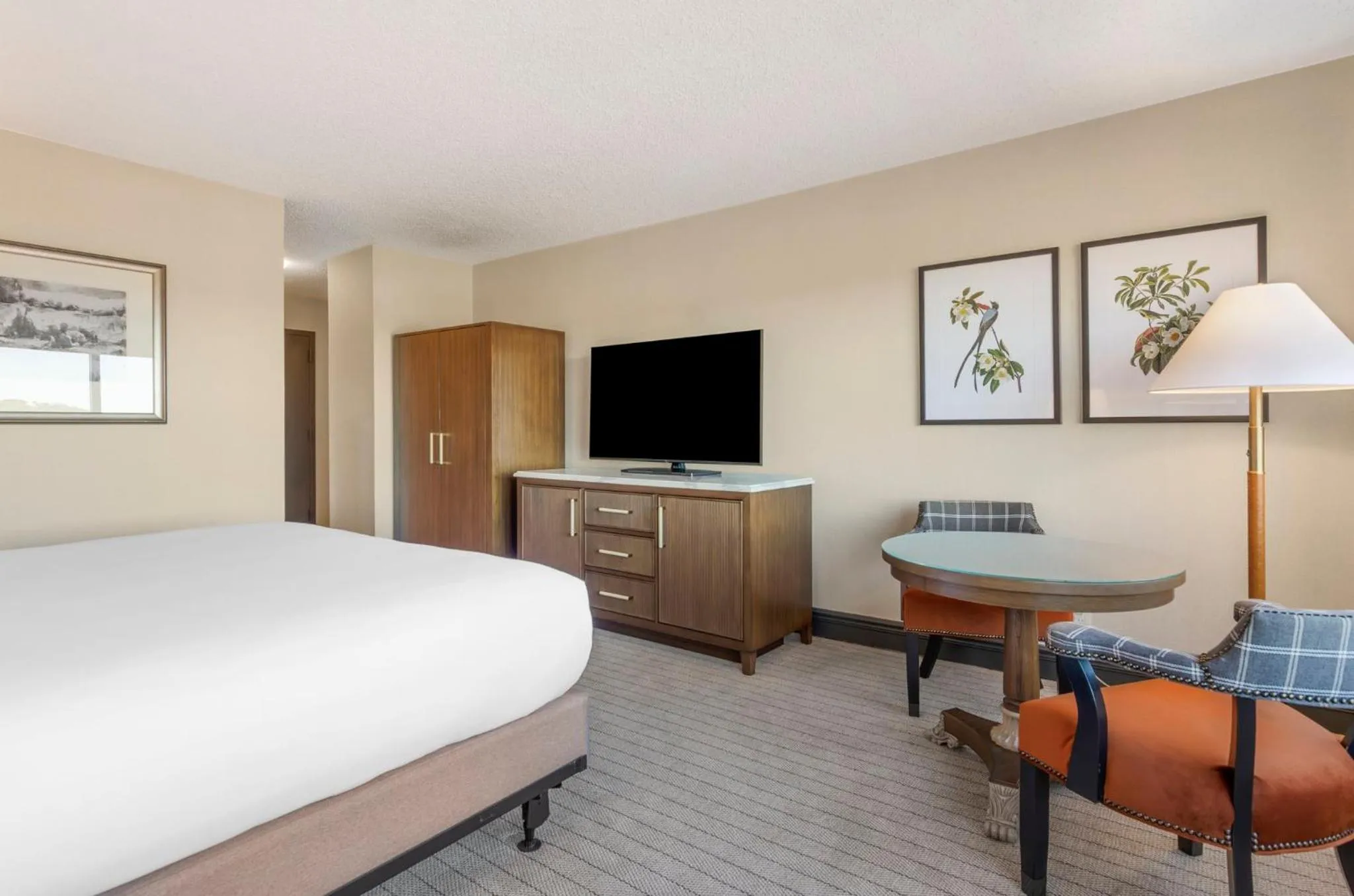 Photo of the whole room, Bed in Omni Charlottesville Hotel