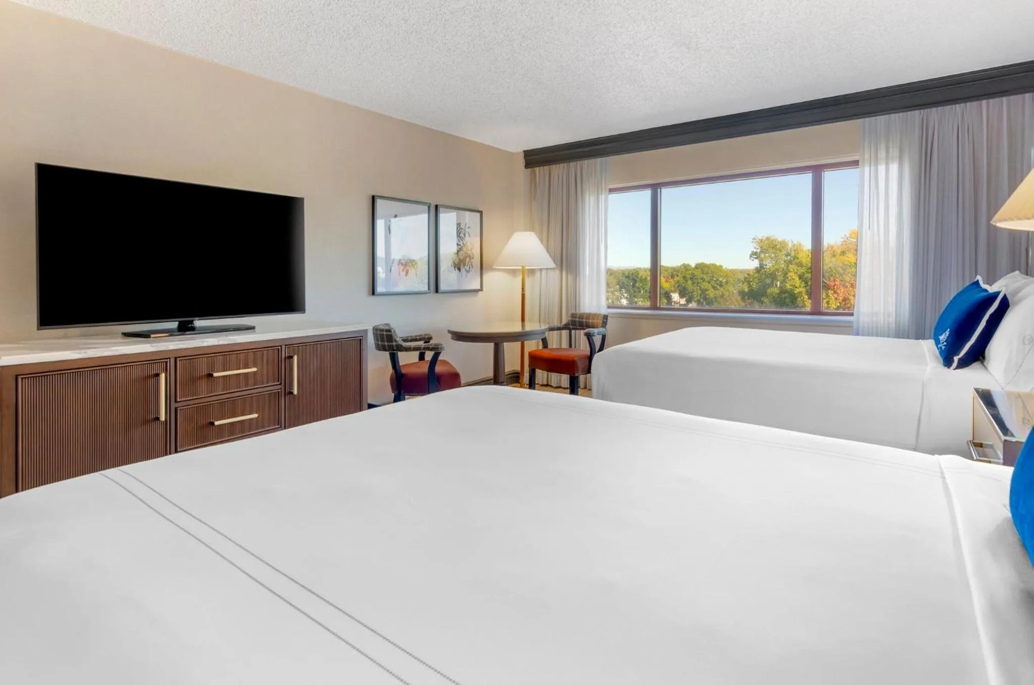 Photo of the whole room, Bed in Omni Charlottesville Hotel