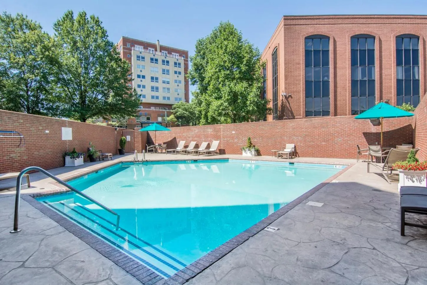Swimming pool in Omni Charlottesville Hotel