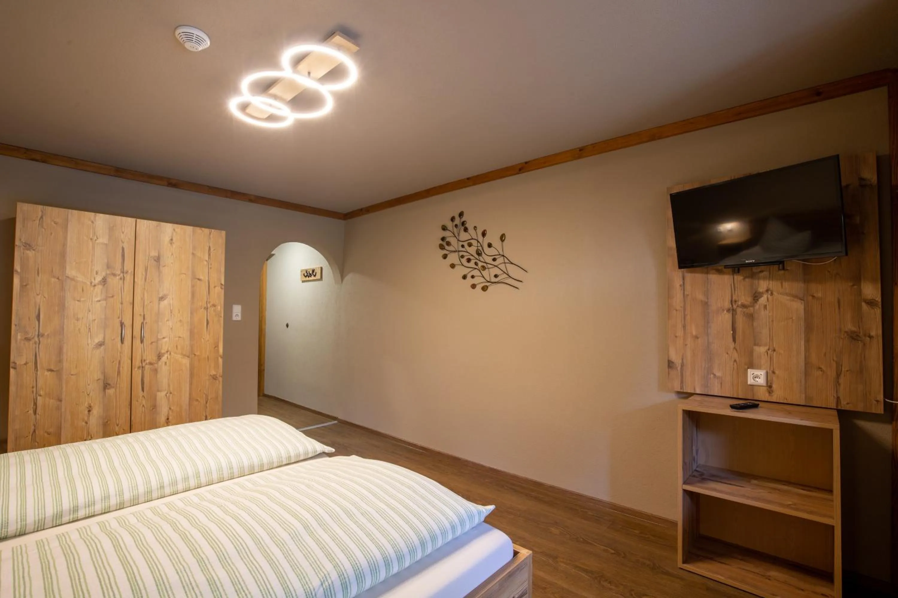 Photo of the whole room, Bed in Hotel Pension Tyrol