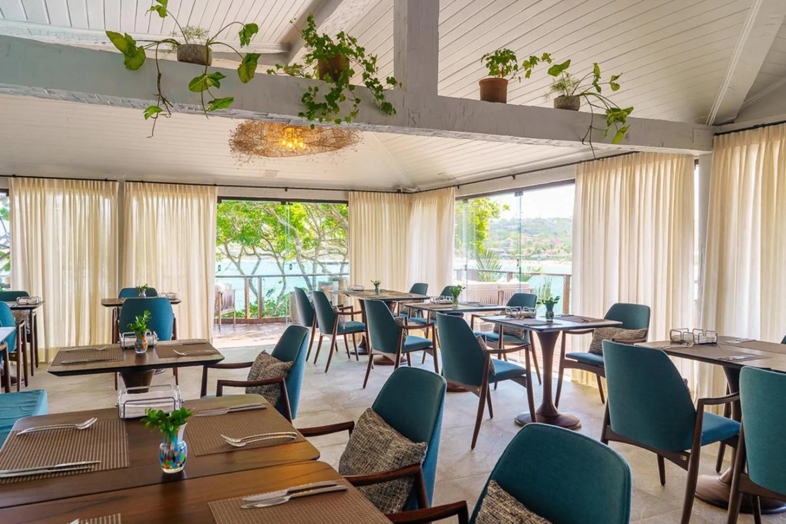 Restaurant/places to eat in Jubarte Hotel by Insólito