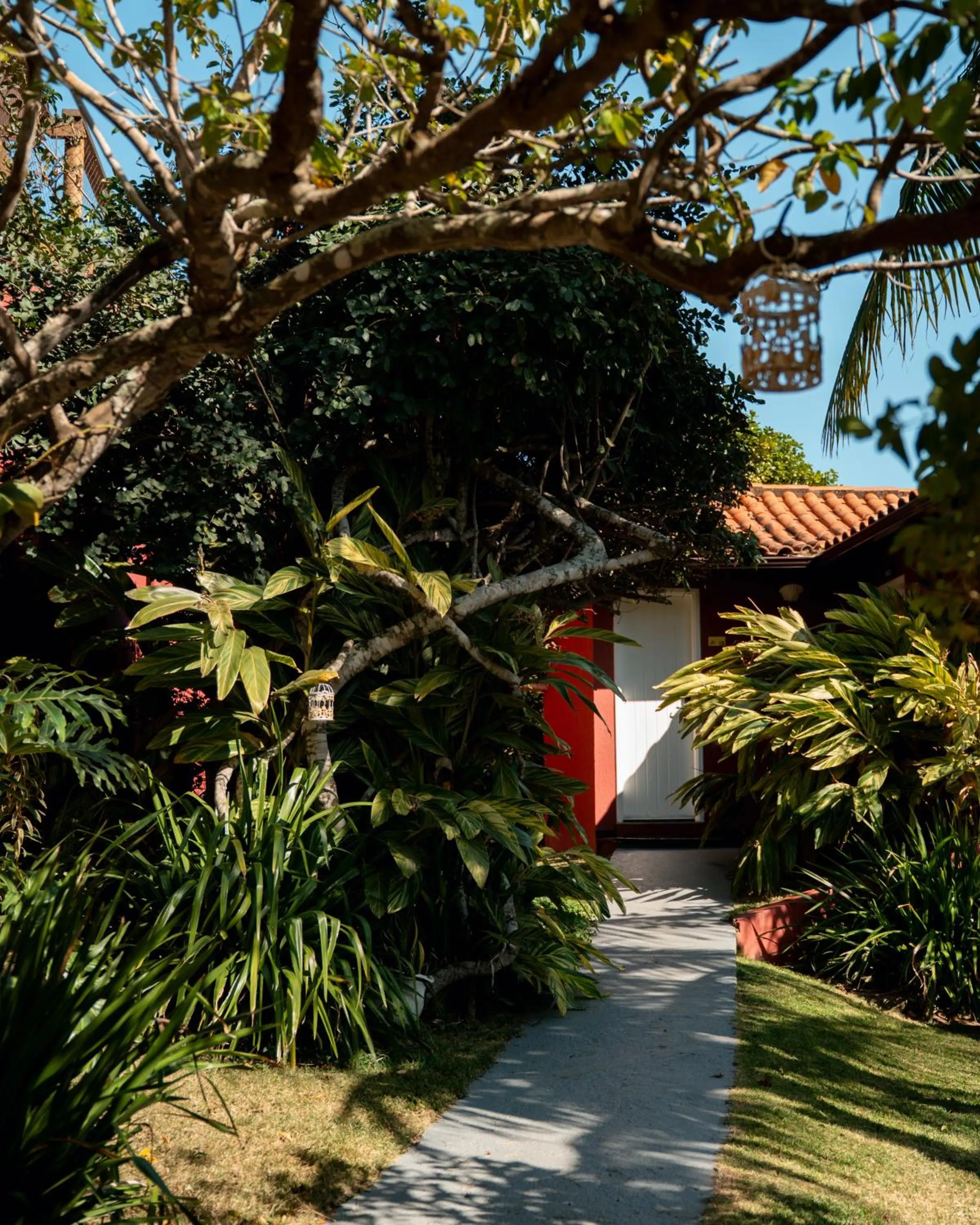 Property building in Jubarte Hotel by Insólito