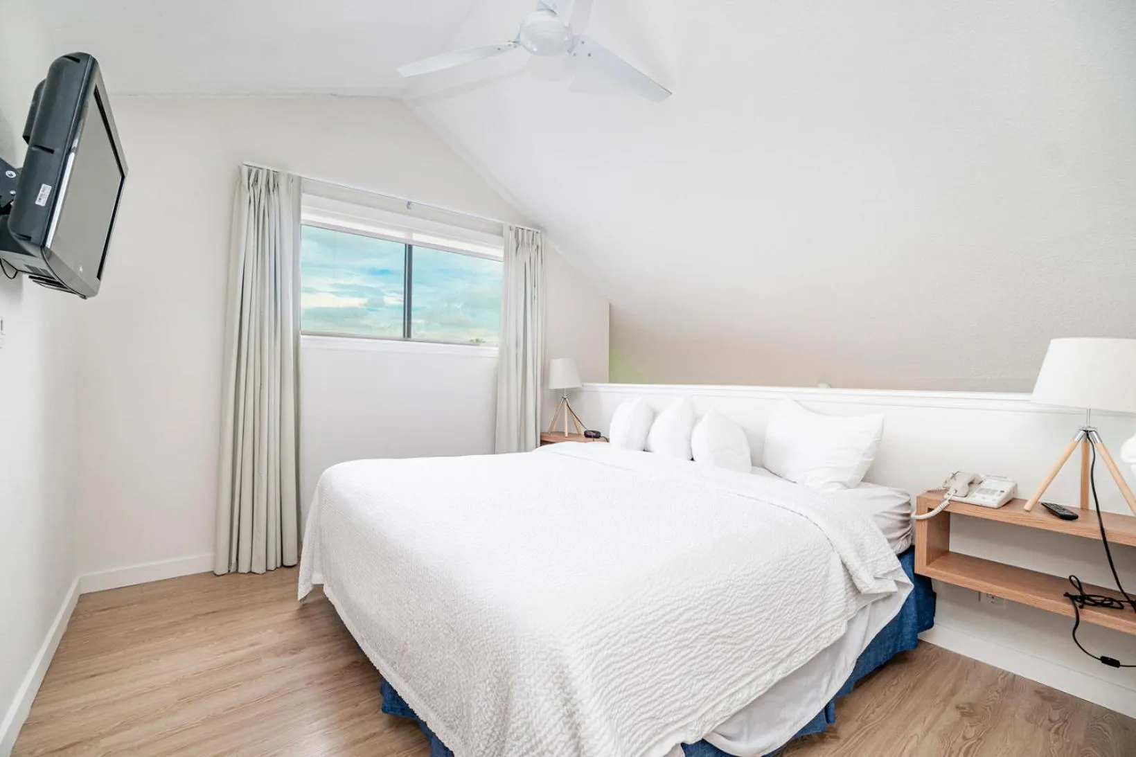 Bed in Doral Inn & Suites Miami Airport West