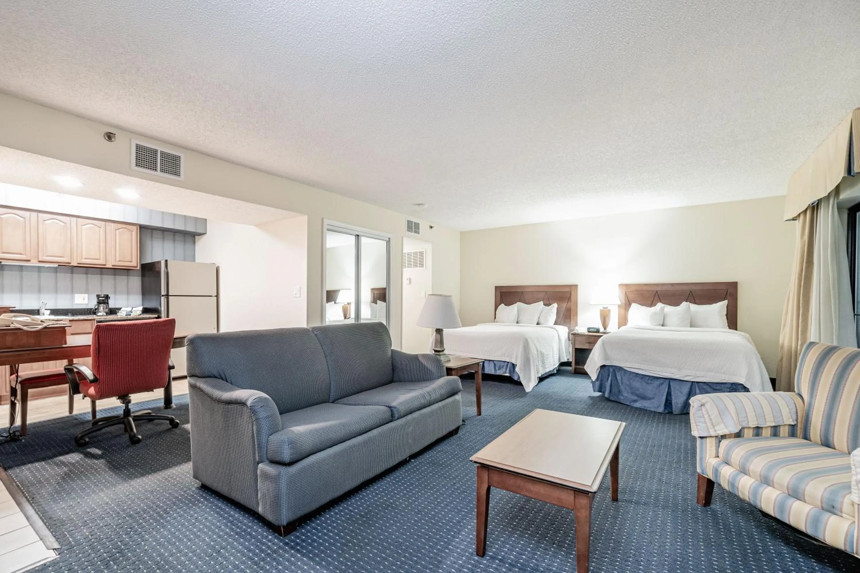 Living room, Bed in Doral Inn & Suites Miami Airport West