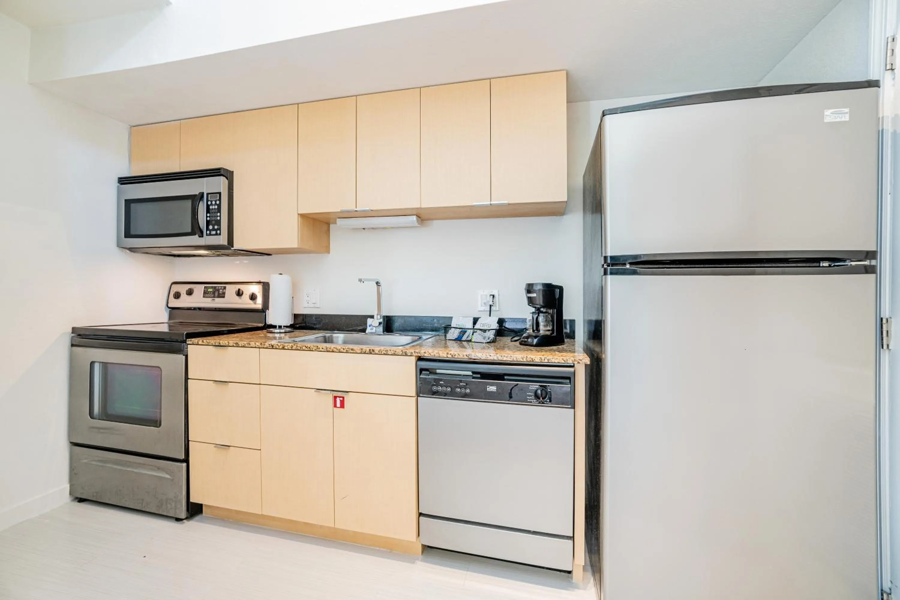 Kitchen or kitchenette in Doral Inn & Suites Miami Airport West
