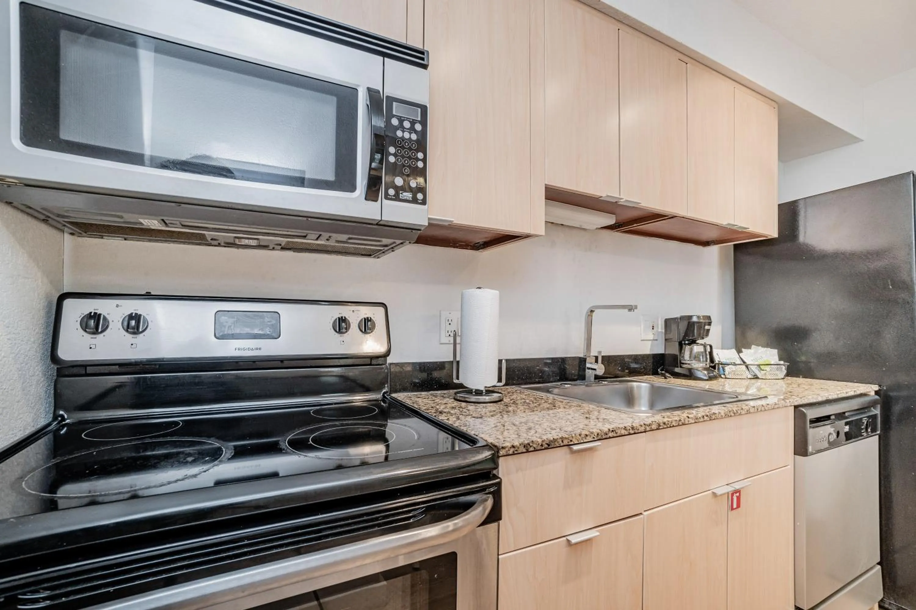 Kitchen or kitchenette in Doral Inn & Suites Miami Airport West