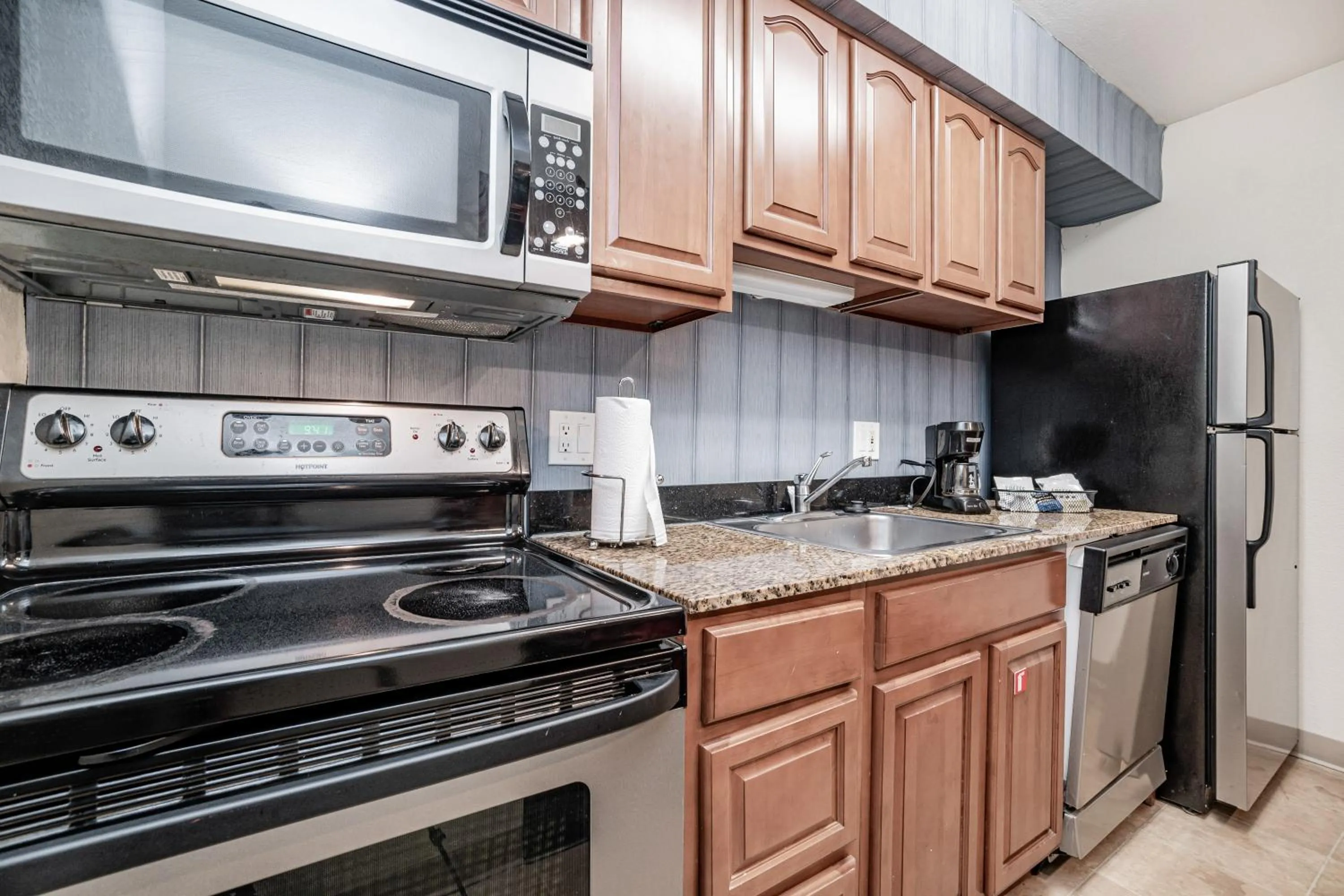 Kitchen or kitchenette in Doral Inn & Suites Miami Airport West