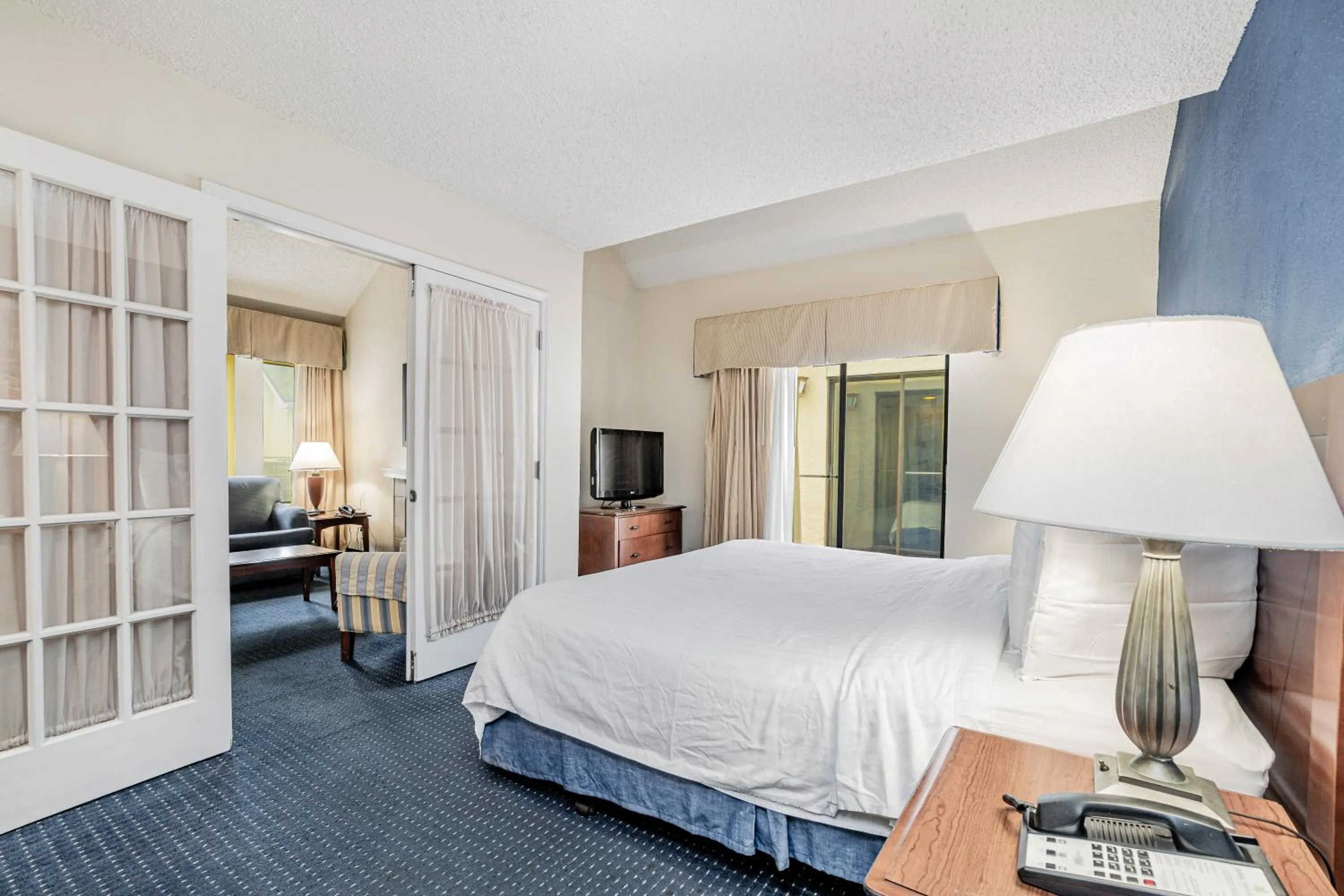 Living room, Bed in Doral Inn & Suites Miami Airport West