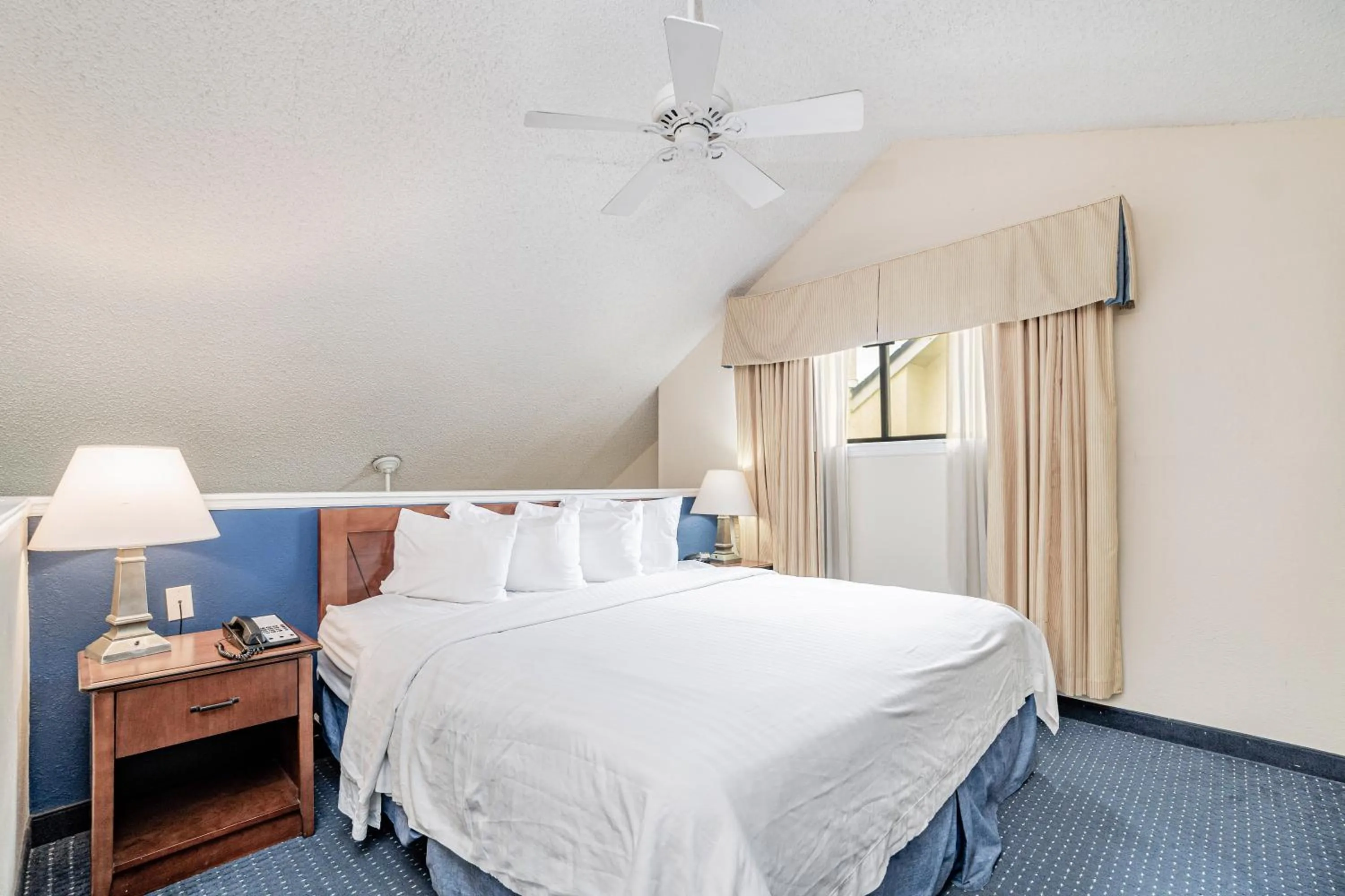 Bedroom, Bed in Doral Inn & Suites Miami Airport West