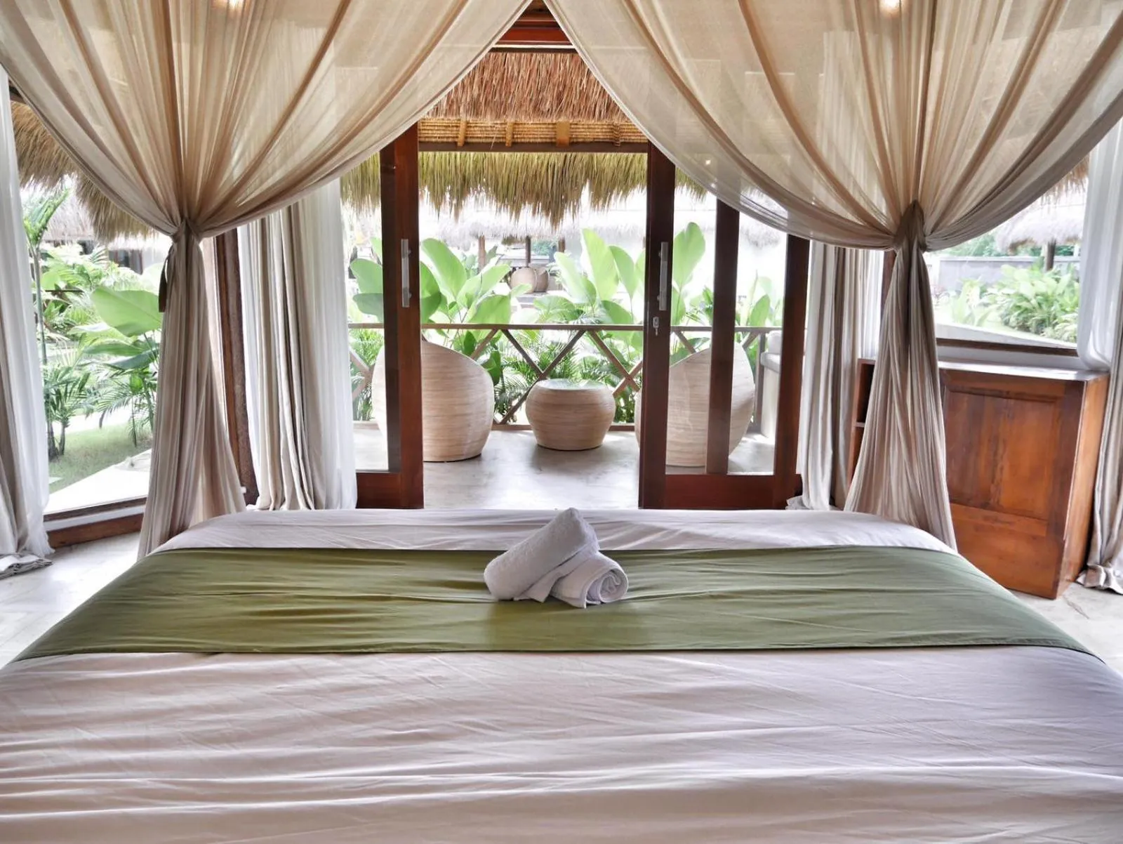 Bed in Emocean Beach Boutique Dive Resort