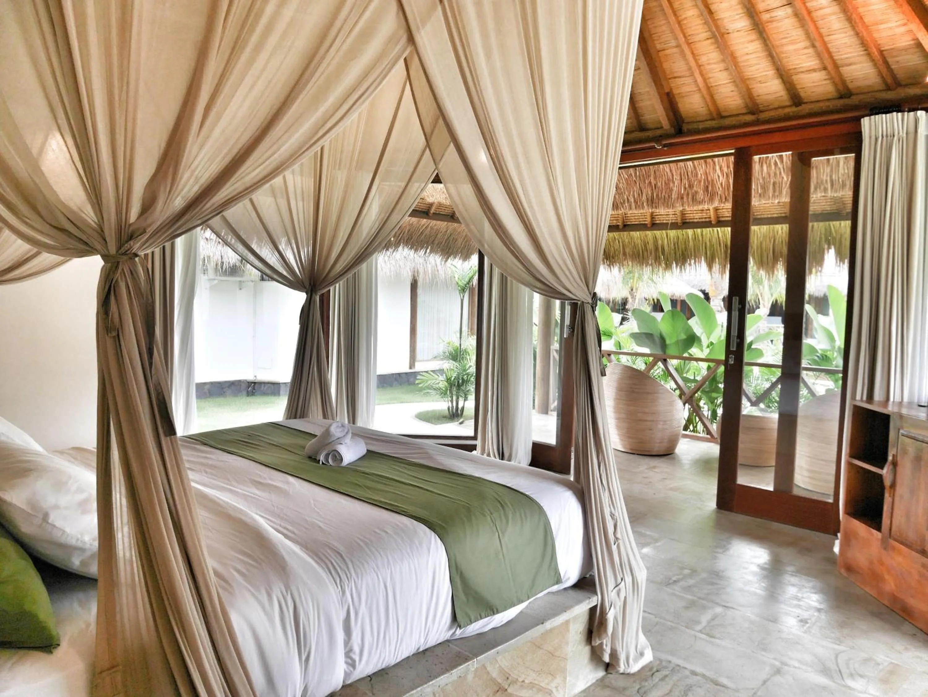 Bed in Emocean Beach Boutique Dive Resort