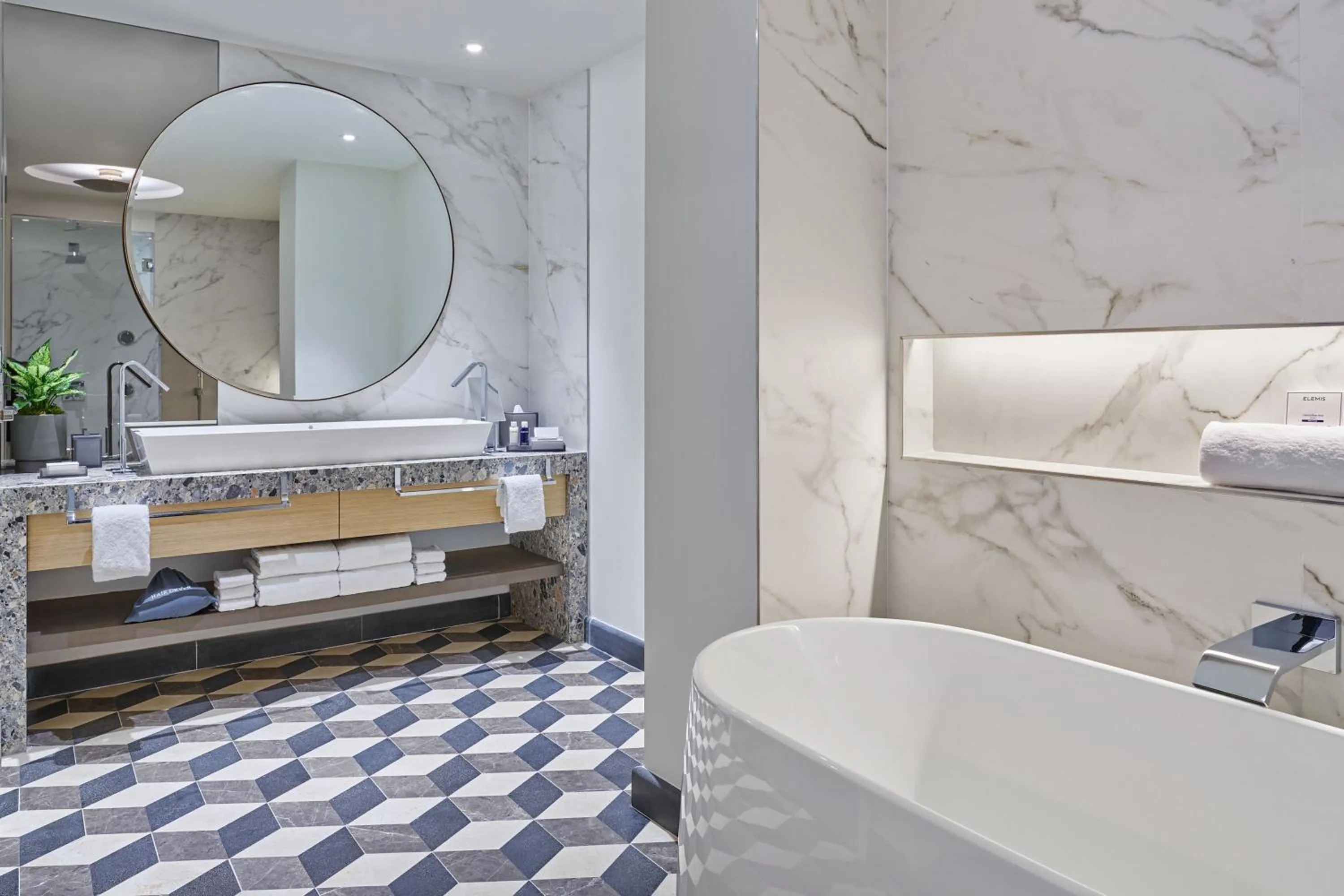 Bathroom in Walt Disney World Swan Reserve